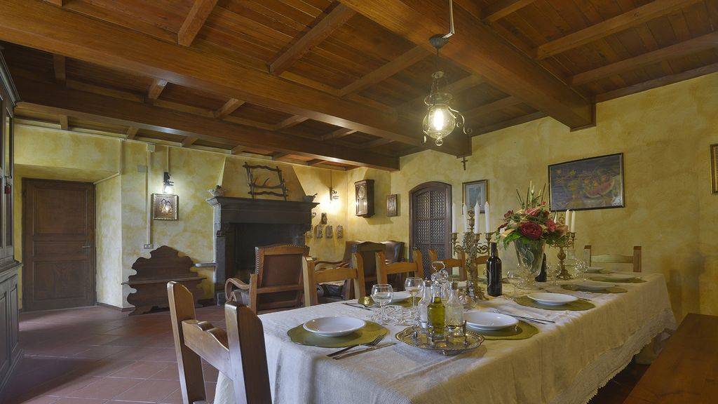 Sala pranzo - Dining room with fireplace
