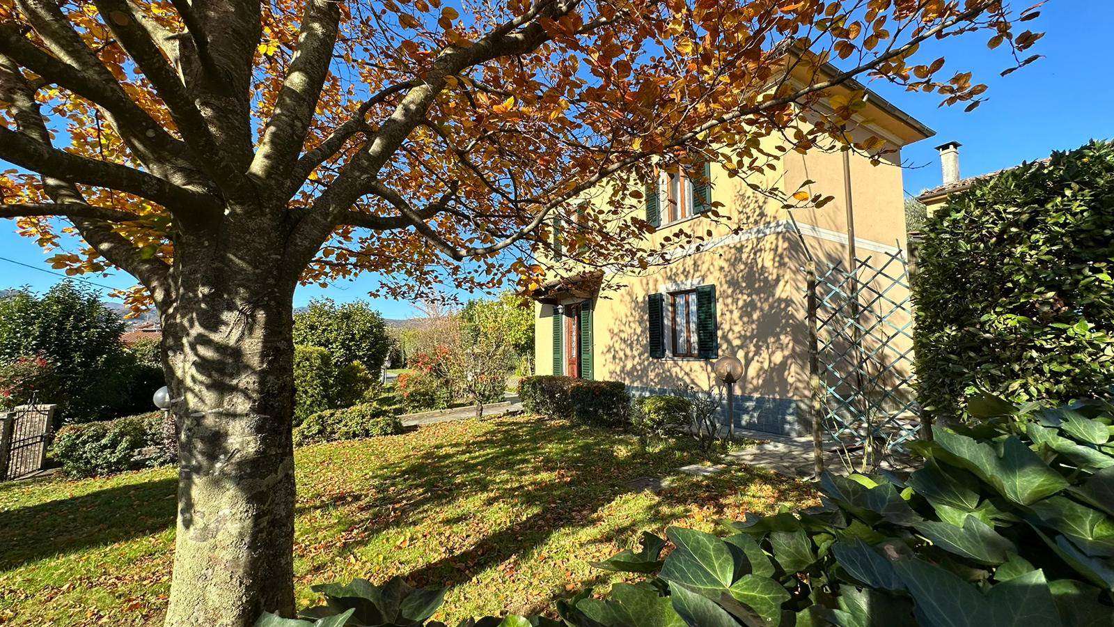 BARGA [V0301] – Nella graziosa frazione di Castelvecchio Pascoli, poco distante da Barga, è in vendita questa romantica Villa Liberty di inizio '900 di circa 240 mq. La villa è composta al piano 