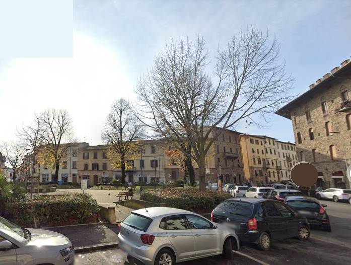 Proponiamo in vendita in contrada di piazza Gualfredotto da Milano, in interno , appartamento su tre livelli con ingresso indipendente e giardino, in 
