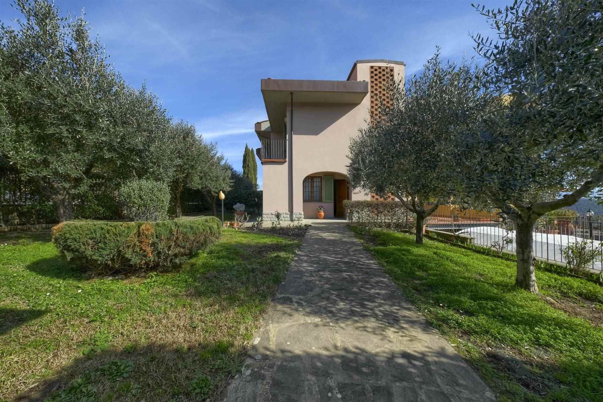 Si propone in vendita, a San Donato in Collina, a pochi minuti da Bagno a Ripoli, bellissima villetta in perfette condizioni, con giardino e garage. 