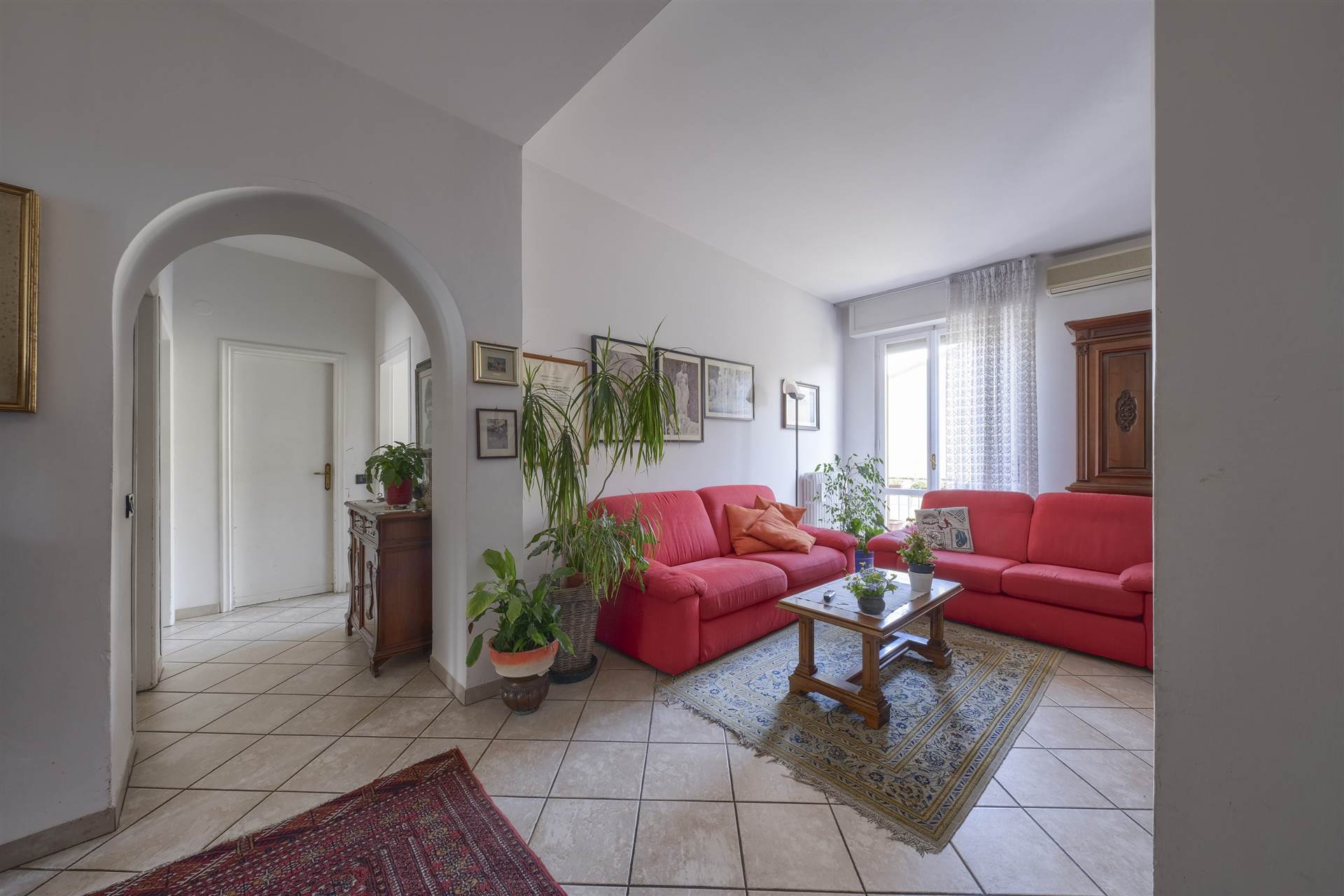 Si propone in vendita, in zona centrale residenziale di Tavarnuzze, un delizioso appartamento di 4 ampi vani con garage e cantina. L'appartamento è 