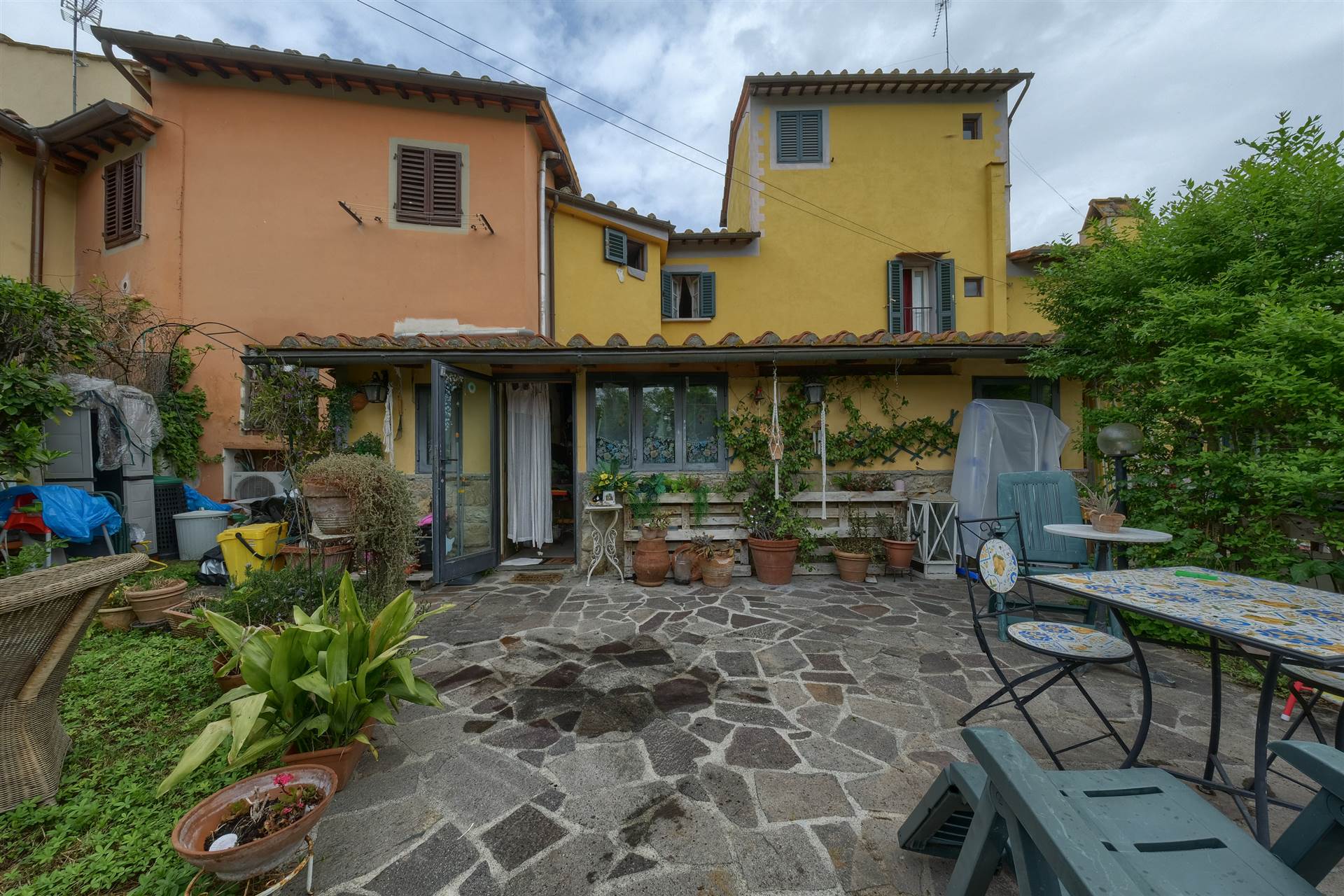 Si propone in vendita , in zona Galluzzo, bel terratetto con ampio giardino in contesto prestigioso immerso nel verde. L'immobile si compone di: 