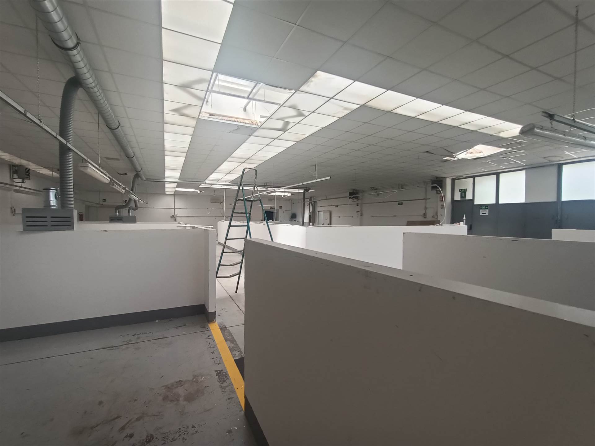 Scandicci vicino all' uscita autostradale nei pressi di Viale Europa, proponiamo in locazione, complesso industriale di categoria D/7 posto al piano 