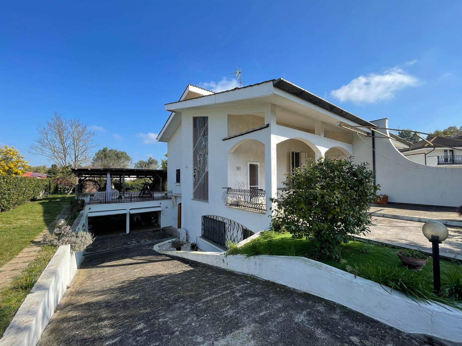 Villa bifamiliare in vendita a Latina Borgo Isonzo