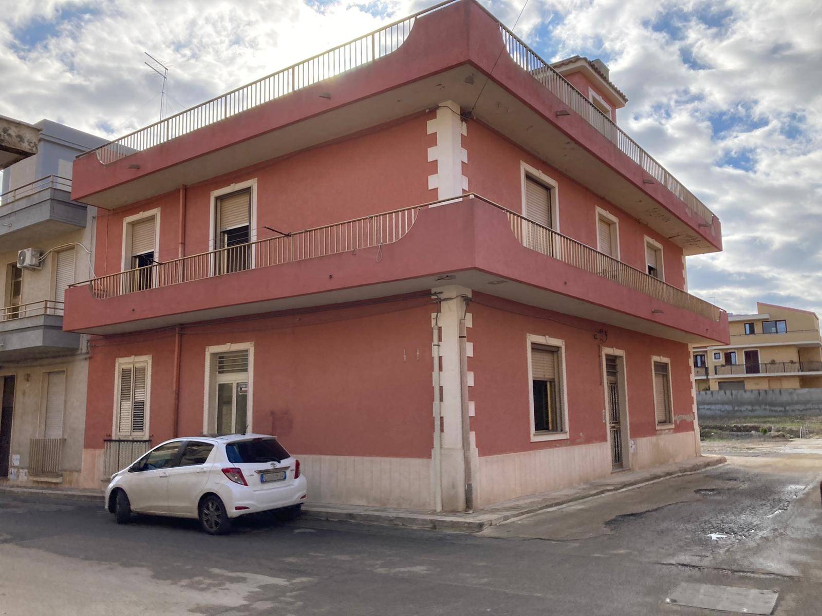 PACHINO, Single house for sale of 320 Sq. mt., Be restored, Energetic class: G, placed at Ground, composed by: 8 Rooms, Separate kitchen, , 5 