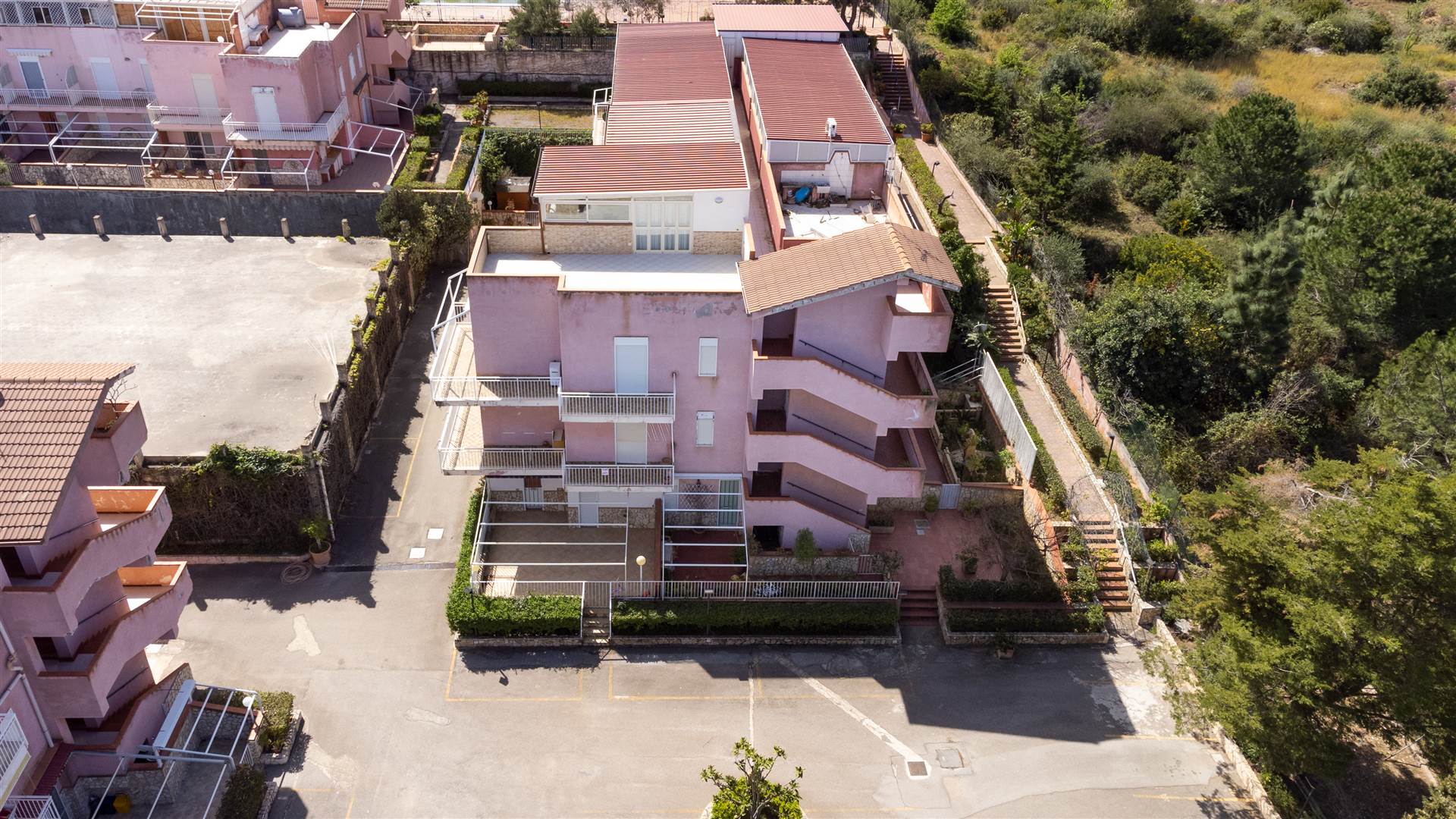 FINALE, POLLINA, Apartment for sale of 89 Sq. mt., Habitable, Energetic class: G, placed at 1°, composed by: 5 Rooms, Separate kitchen, , 3 Bedrooms, 