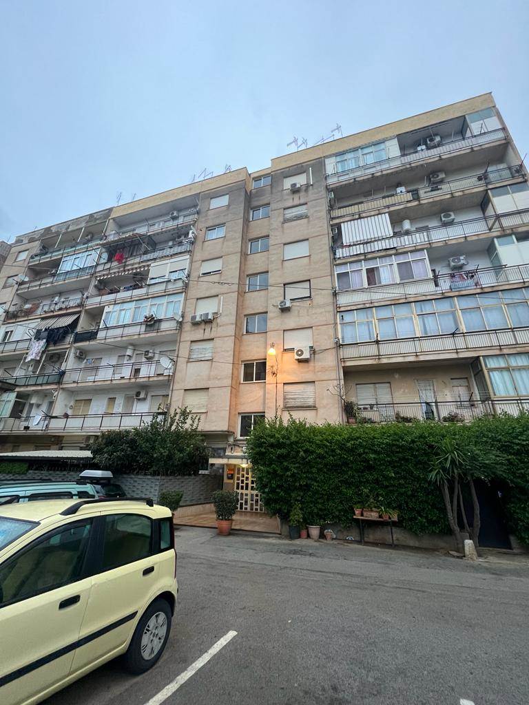 Zona Bonagia in Via Dello Spinone proponiamo in vendita appartamento di 65mq circa posto al 6° piano con ascensore; L'immobile è composto da: 