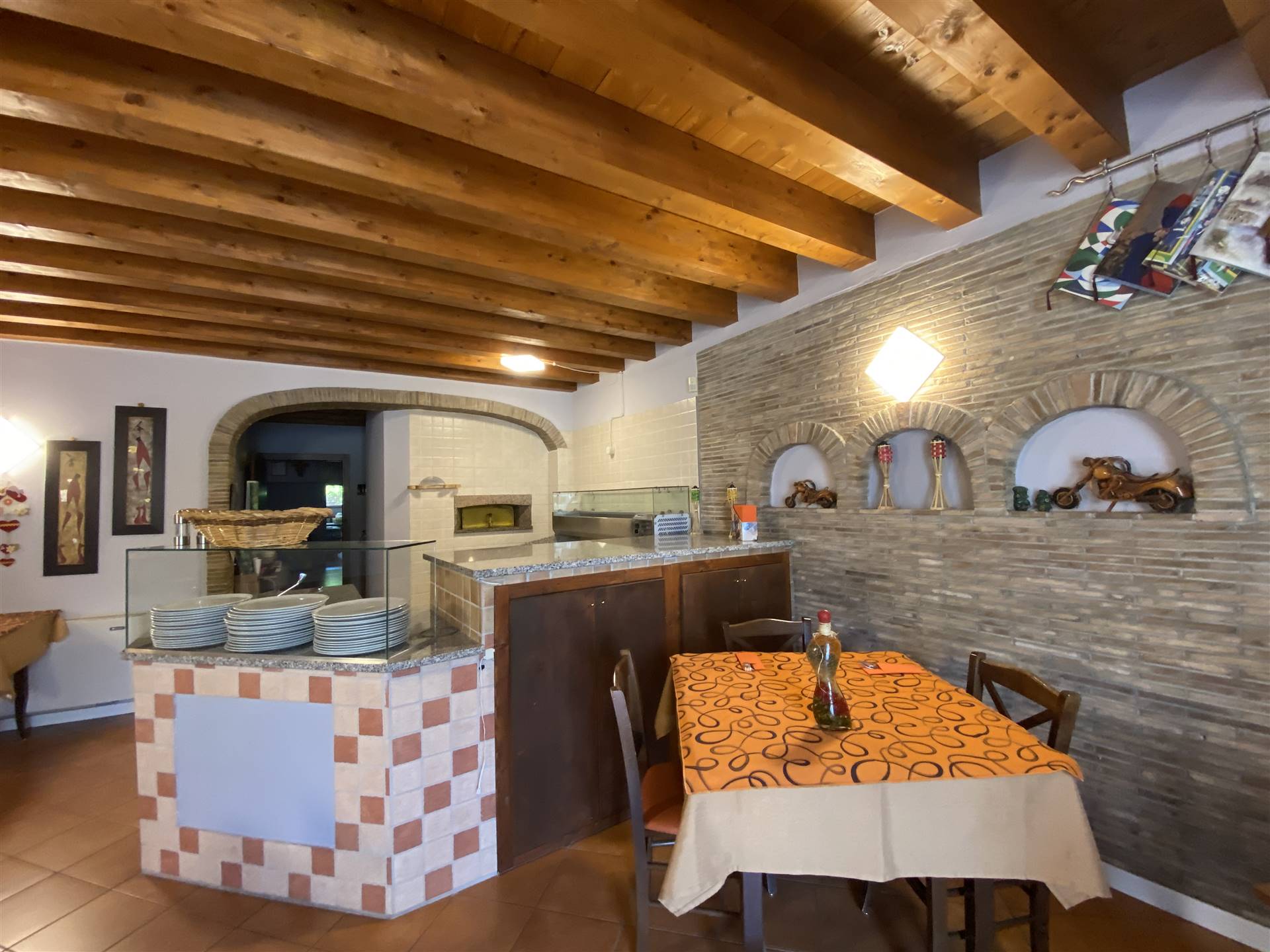 In Portogruaro frazione, affittasi attività di ristorazione con licenza di bar, ristorante e pizzeria con forno a legna che si sviluppa in una 