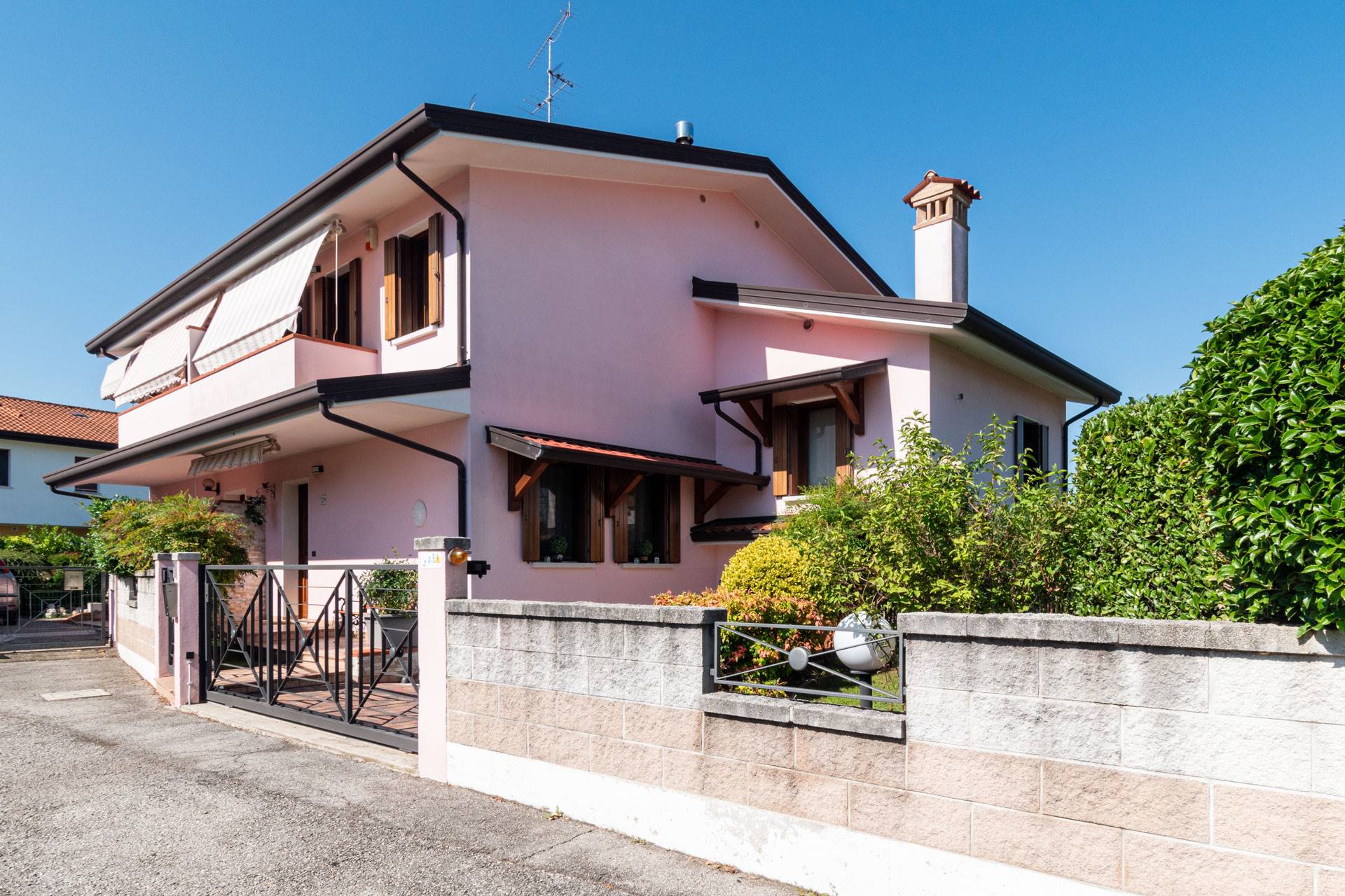 PORTOGRUARO, Duplex villa for sale of 135 Sq. mt., Excellent Condition, Heating Individual heating system, Energetic class: E, placed at Raised, composed by: 7 Rooms, Show cooking, , 3 Bedrooms, 2 