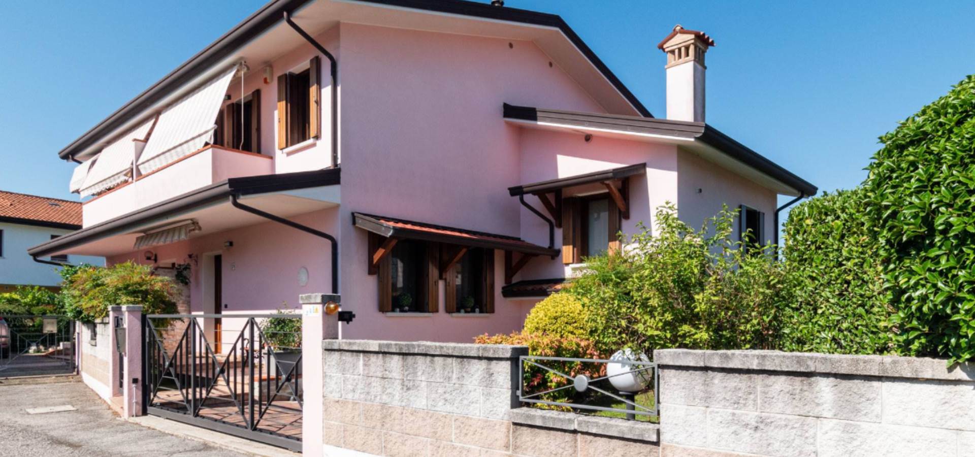 PORTOGRUARO, Duplex villa for sale of 135 Sq. mt., Excellent Condition, Heating Individual heating system, Energetic class: D, placed at Raised, composed by: 7 Rooms, Show cooking, , 3 Bedrooms, 2 
