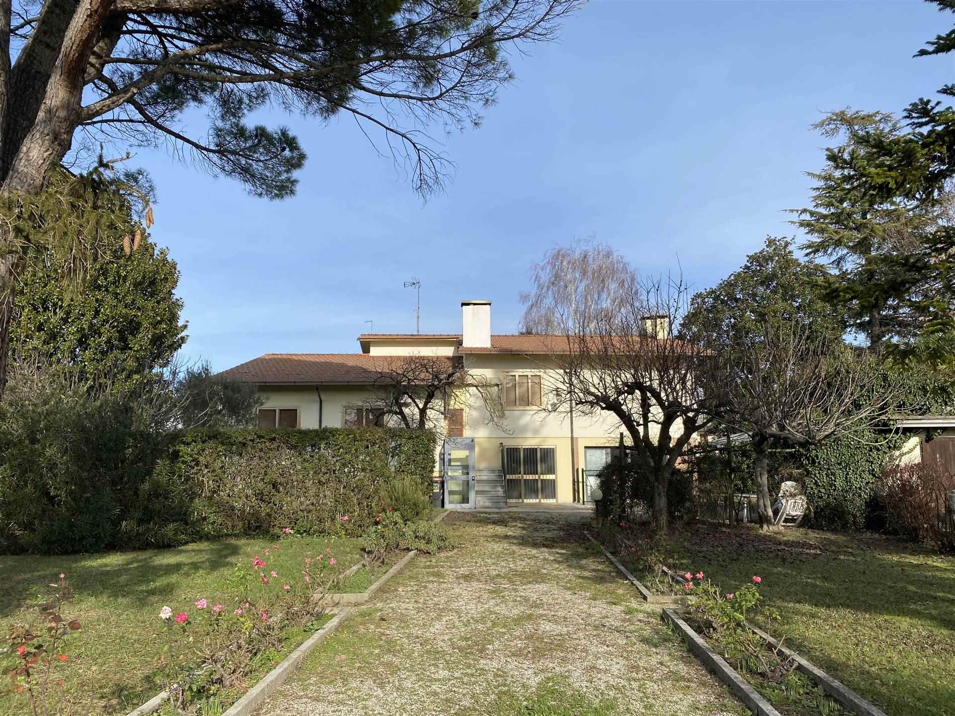 PORTOGRUARO, Villa for sale of 154 Sq. mt., Habitable, Heating Individual heating system, Energetic class: E, placed at Raised, composed by: 10 Rooms, Separate kitchen, , 5 Bedrooms, 2 Bathrooms, 