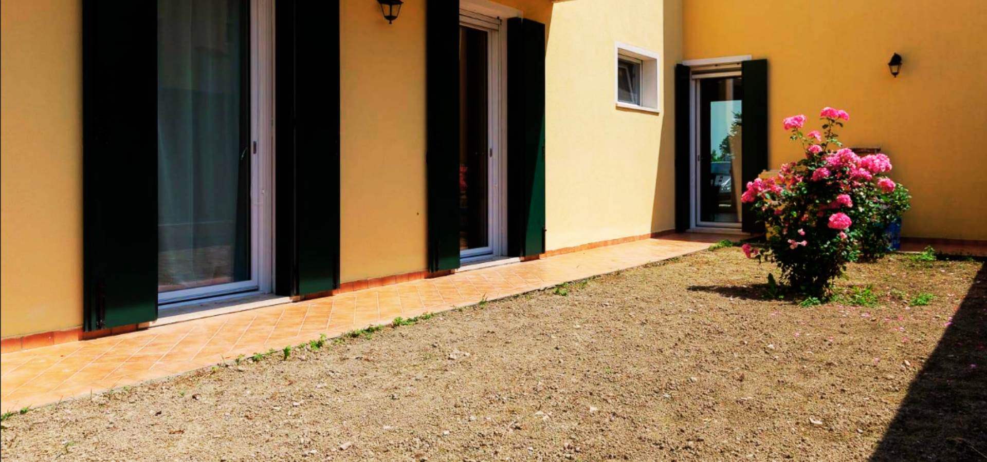 In zona residenziale tranquilla a circa 1 km dal centro di Teglio Veneto, grazioso appartamento al piano terra facente parte di un recente complesso di sole 4 unità senza spese condominiali. 