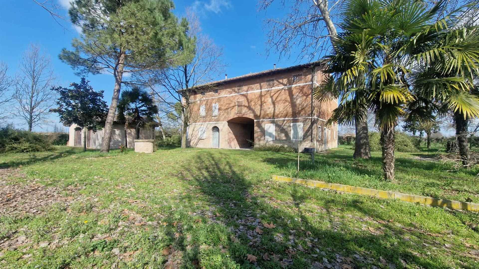 Correggio, zona Mandriolo: Ferretti Studio Immobiliare propone in vendita esclusivo casale con ampio parco di 3.000 mq ca. immerso nel verde e a pochi minuti dal centro del paese. La proprietà 