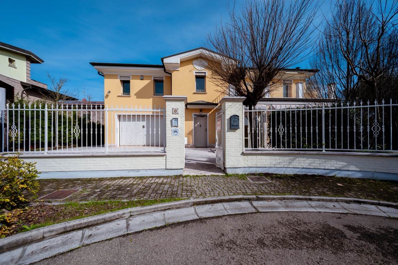 CARPI, Villa for sale of 390 Sq. mt., Excellent Condition, Heating To floor, Energetic class: B, Epi: 108,38 kwh/m2 year, placed at Ground on 2, composed by: 10 Rooms, Separate kitchen, , 3 Bedrooms, 