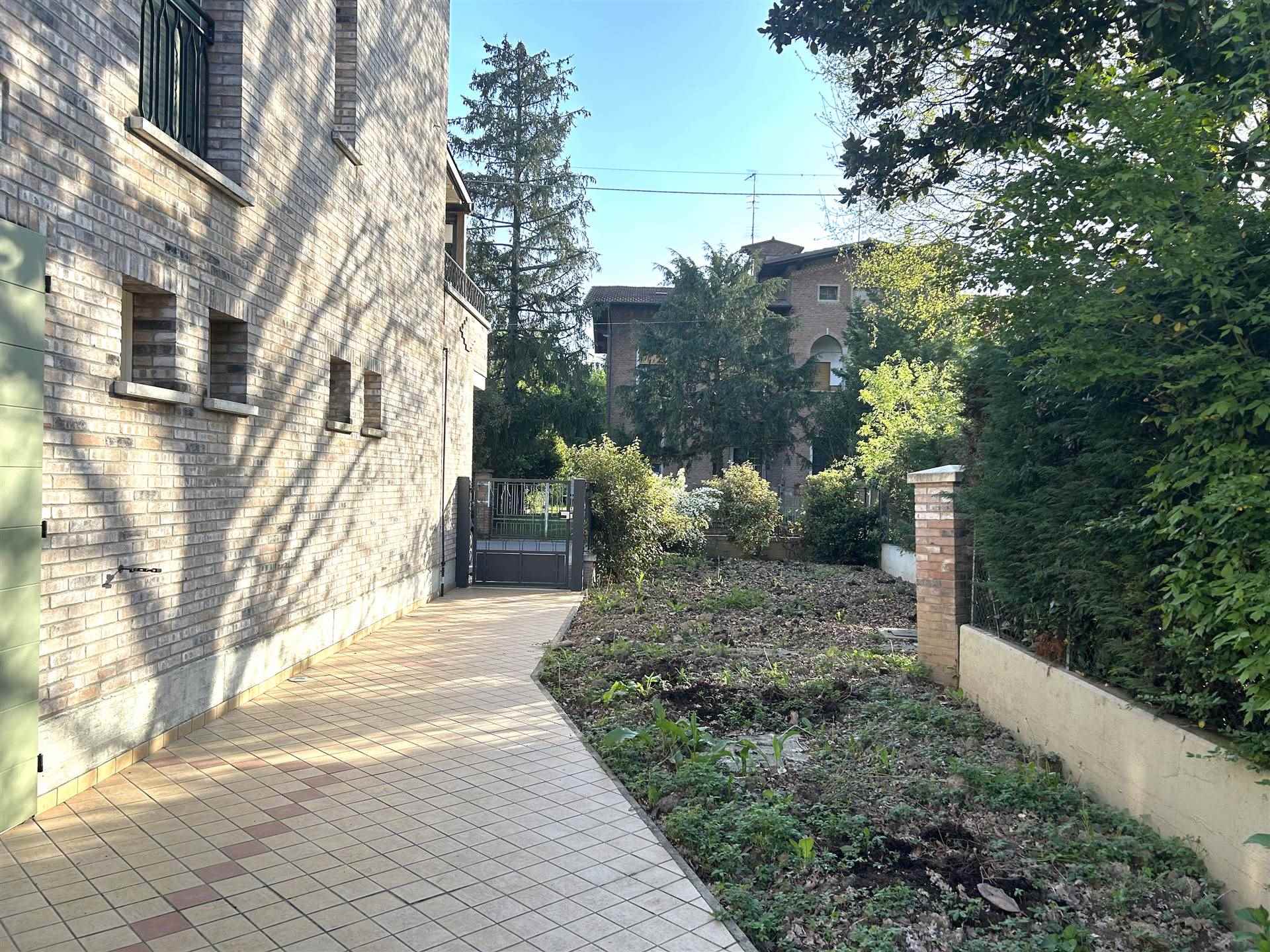Correggio, zona centro: Ferretti Studio Immobiliare propone in vendita appartamento al piano primo in contesto abitativo di sole 3 unità edificato nel 2010. La palazzina è ubicata in zona centrale e 
