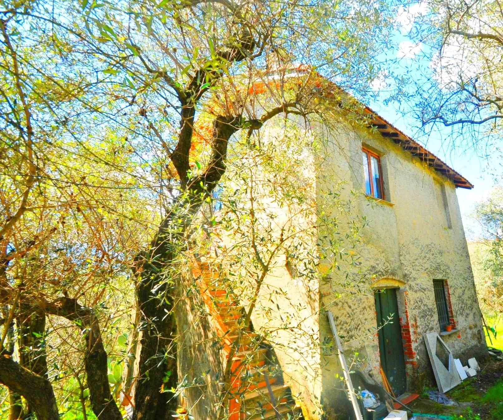Rustico casale in Via Umberto Maddalena in zona Vezzano Superiore a Vezzano Ligure