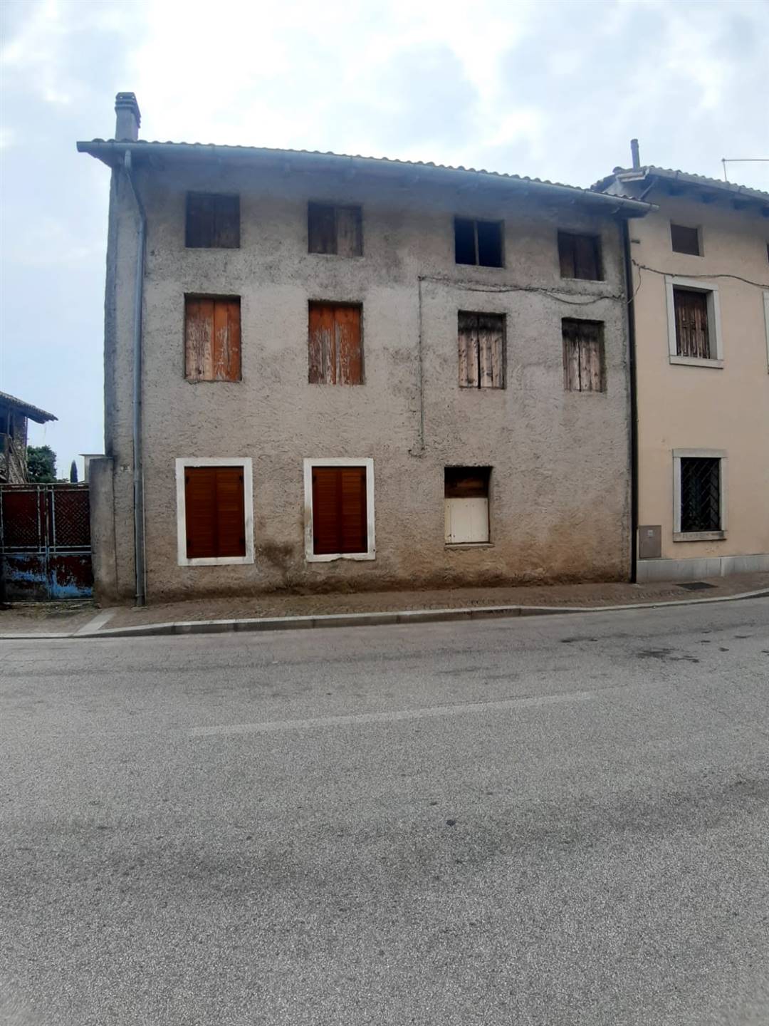 Rustico casale da ristrutturare in zona Galleriano a Lestizza
