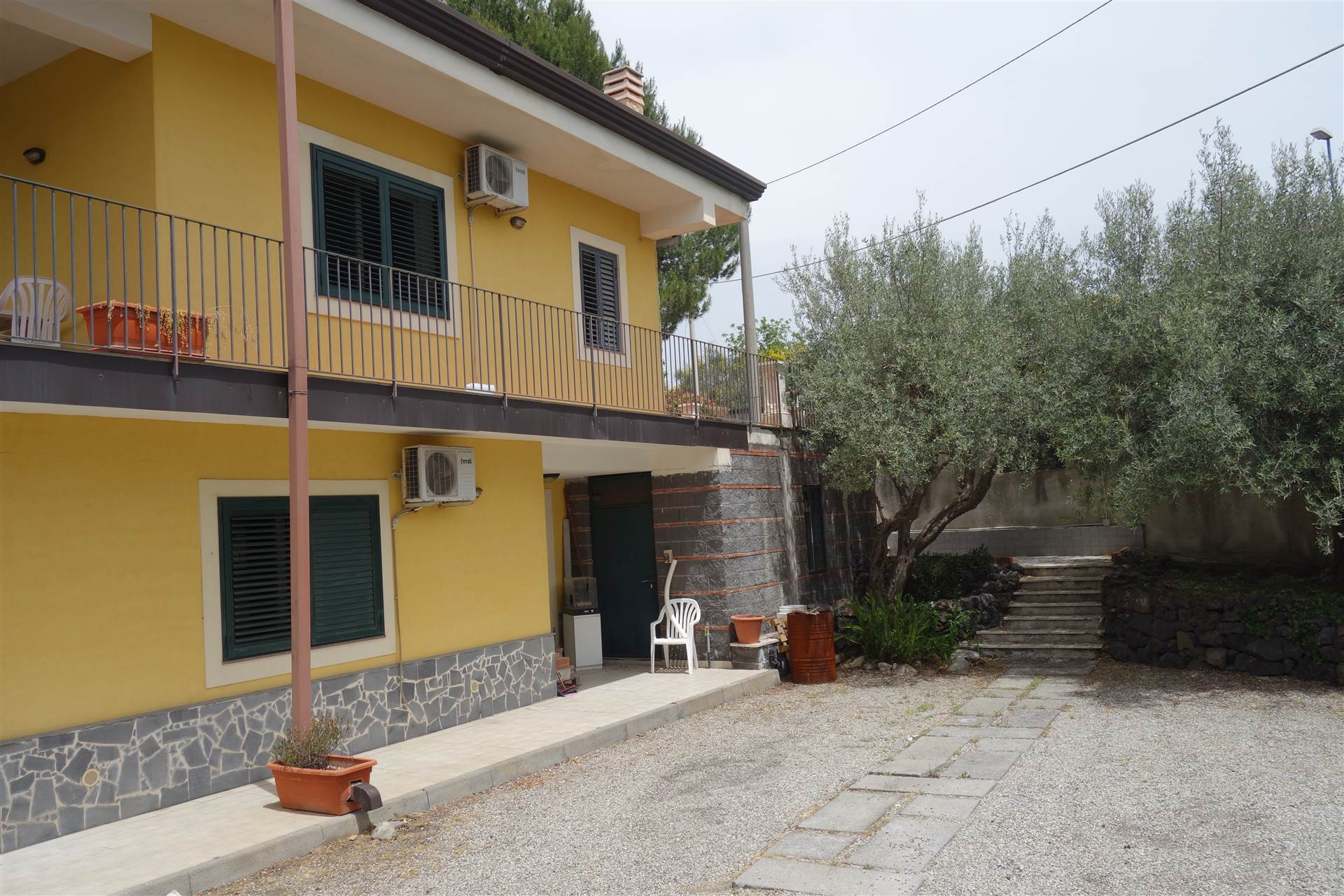 PEDARA, Villa for sale of 323 Sq. mt., Restored, Heating Centralized, Energetic class: G, placed at Ground, composed by: 10 Rooms, Kitchenette, 7 