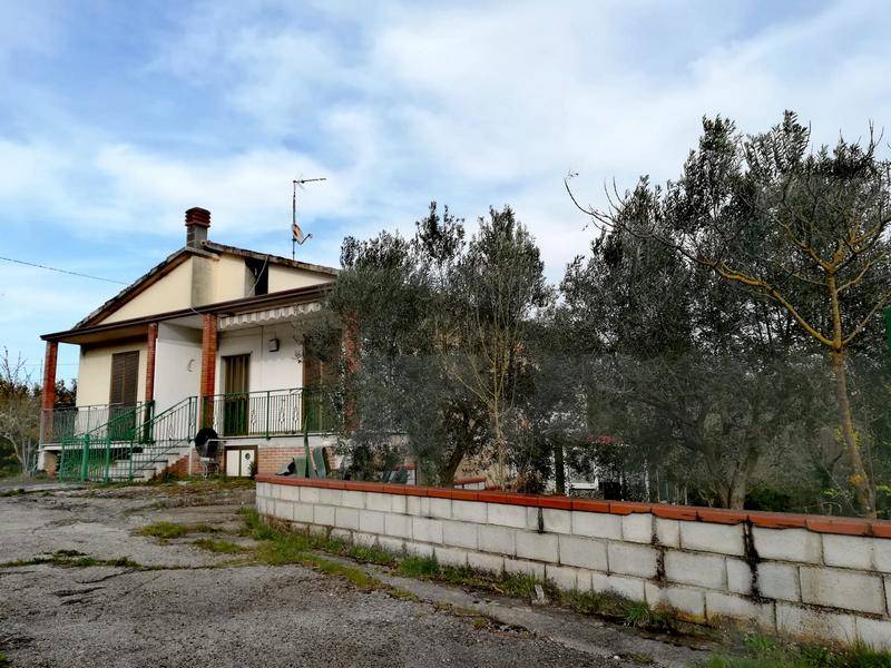 Casa semi indipendente abitabile in zona Vardaro-alvanelle a San Leucio del Sannio