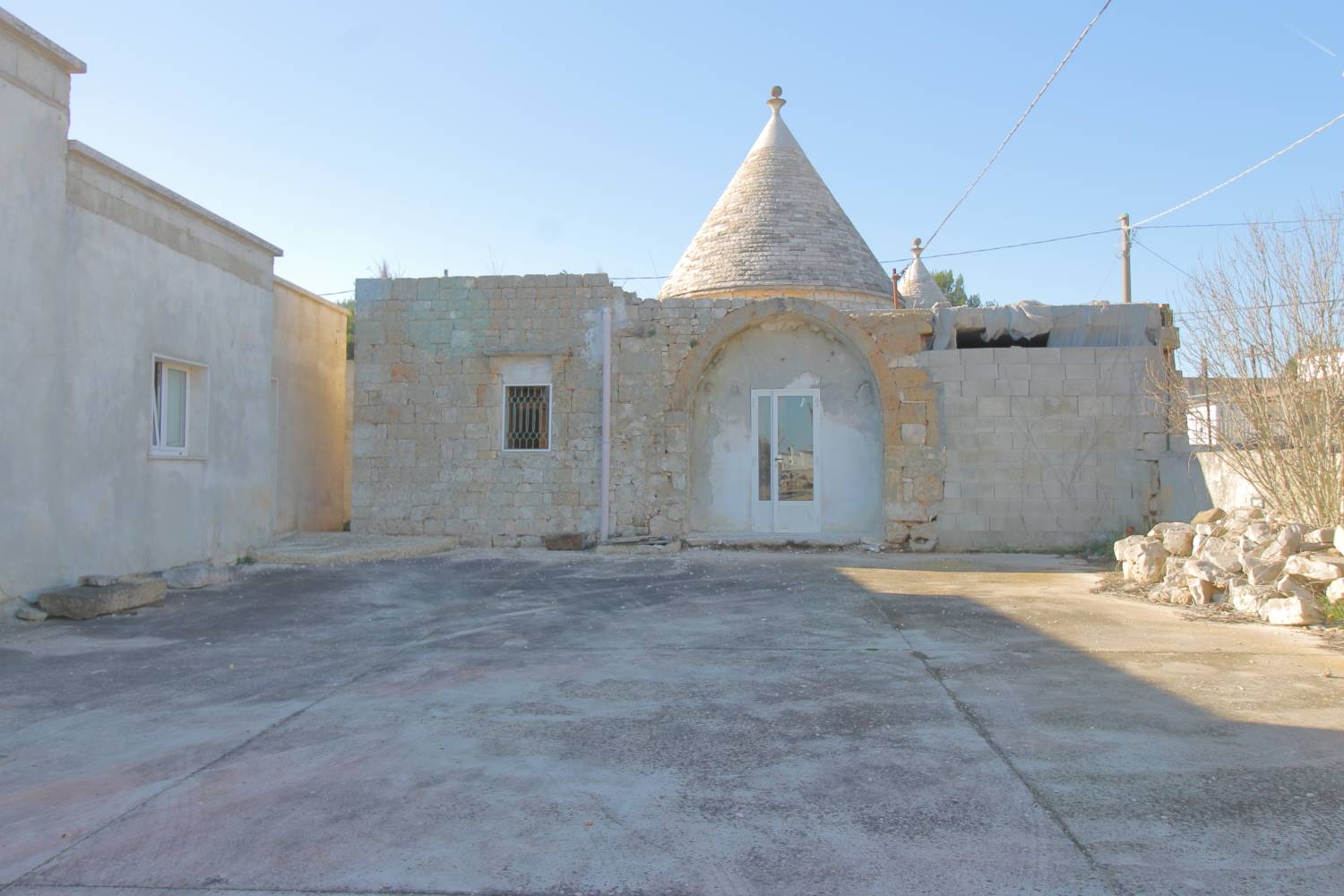 MARTINA FRANCA, Trulli for sale, Be restored, Heating Non-existent, Energetic class: G, Epi: 165 kwh/m2 year, placed at Ground, composed by: 8 Rooms, Separate kitchen, 3 Bedrooms, 1 Bathroom, Price: 