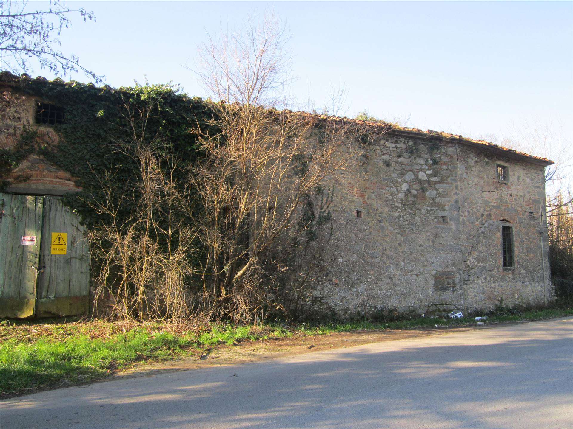 Rustico casale da ristrutturare in zona Ponte di Serravalle a Serravalle Pistoiese