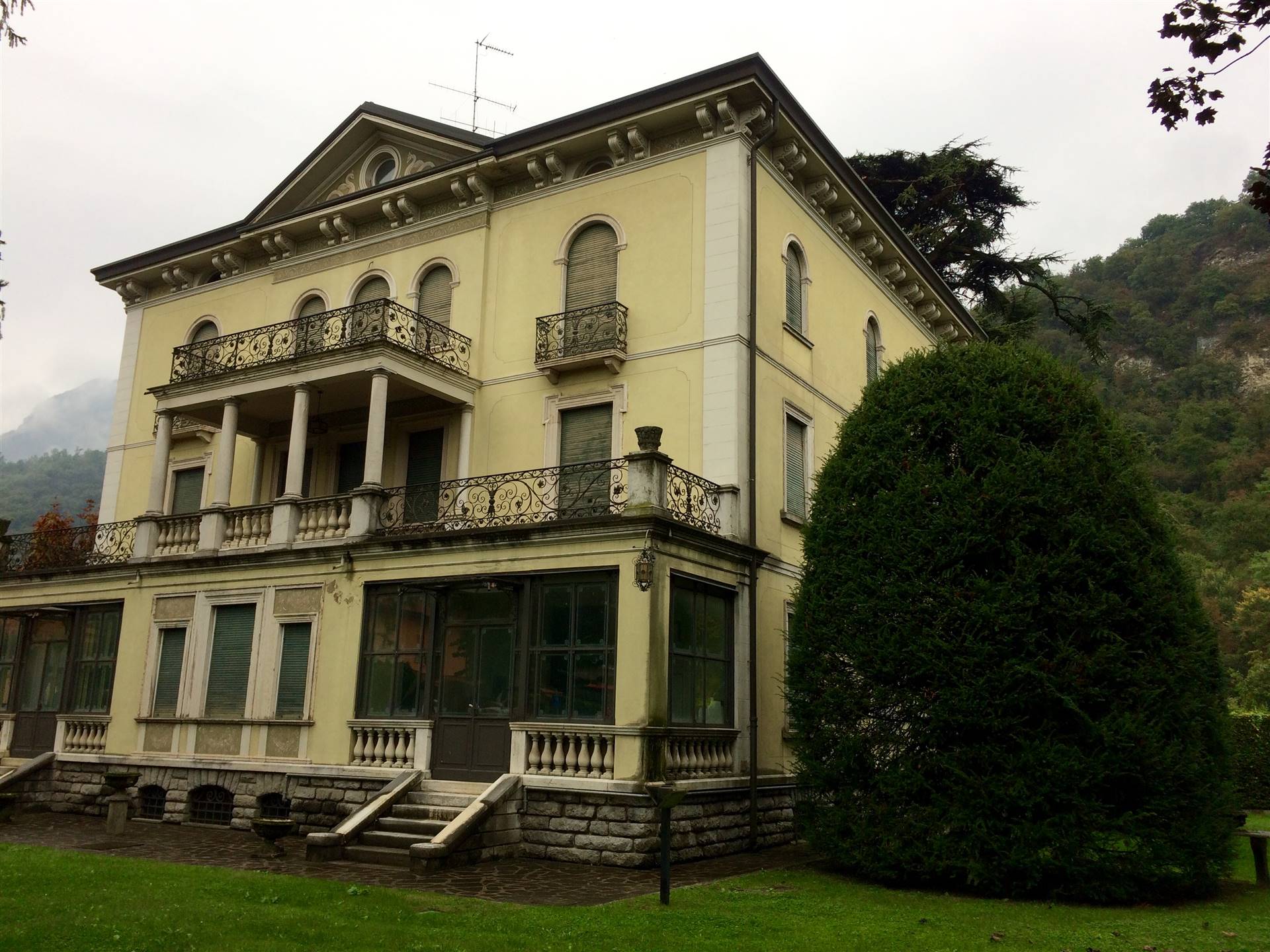 La villa è stata terminata nel 1901, realizzata dallo stesso architetto che ha edificato Villa Alba a Gardone Riviera (BS), restaurata completamente 