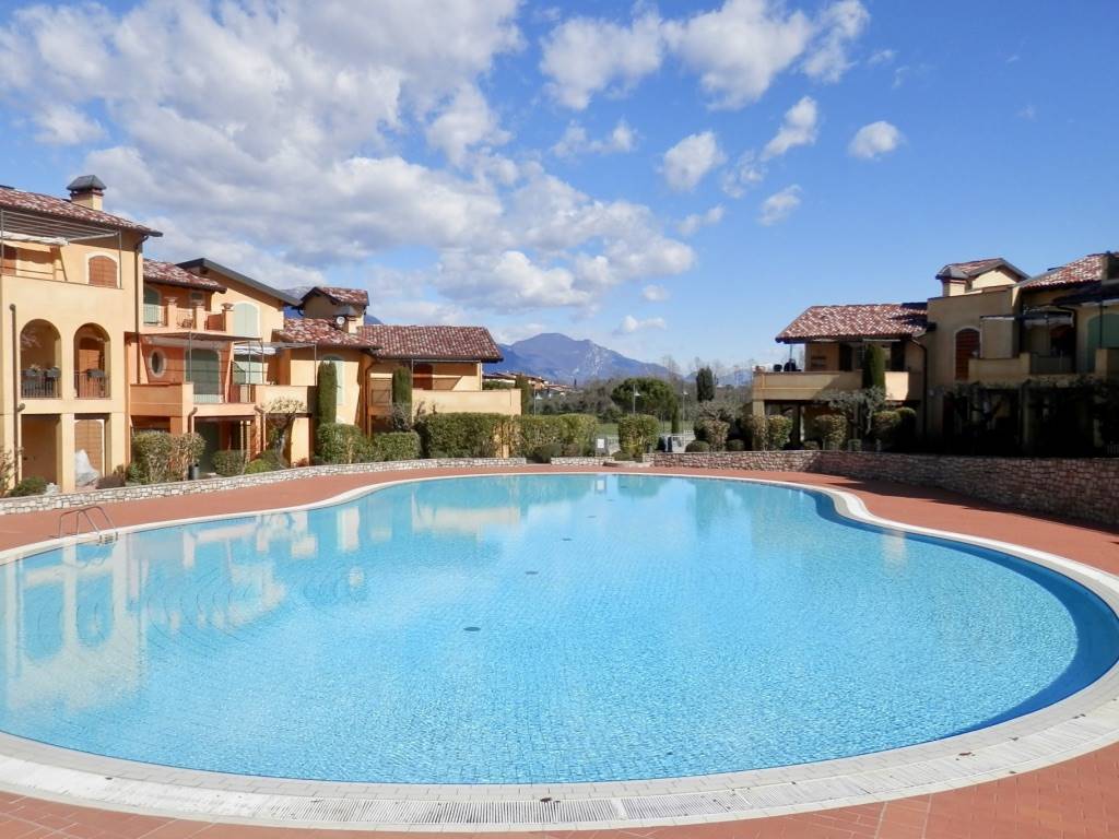 MANERBA del GARDA affittiamo nel prestigioso Residence Borgo del Torchio con grandissimi spazi verdi , tre piscine con bagnino e recintate di cui una 