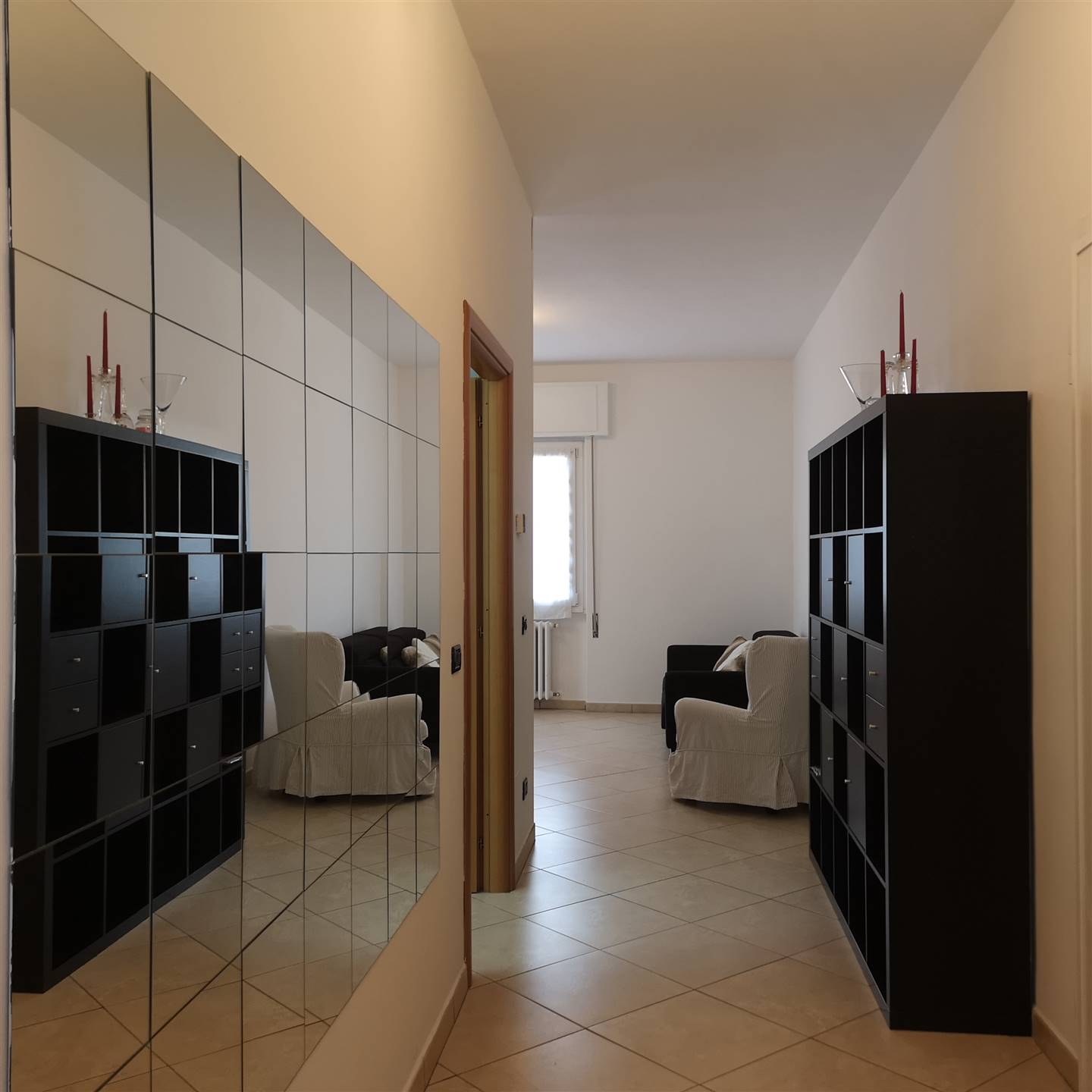 A S. Felice del Benaco, nella caratteristica frazione di Portese, proponiamo luminoso e spazioso appartamento al primo piano senza ascensore in una 