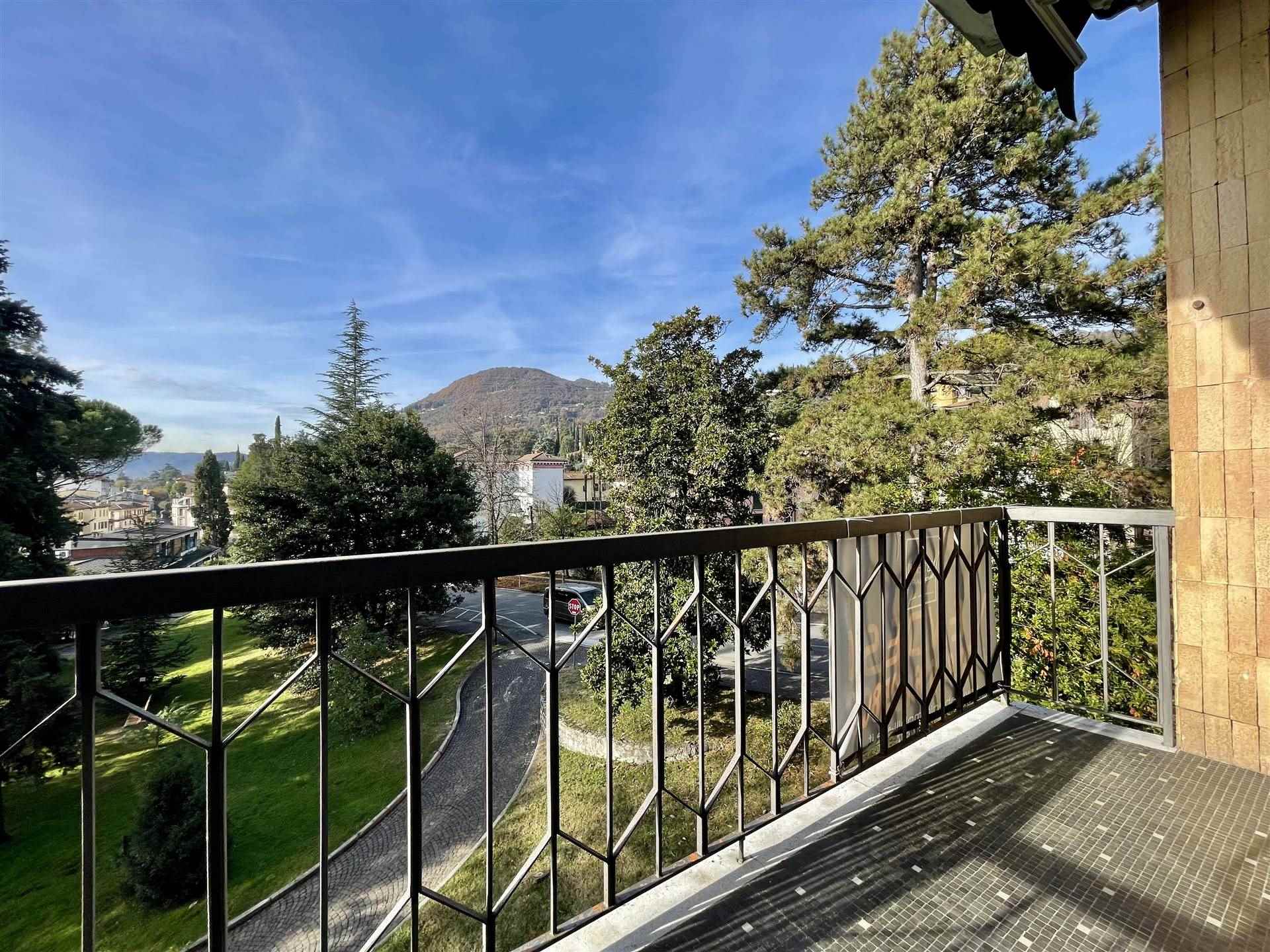 GARDONE RIVIERA, Apartment for sale of 60 Sq. mt., Excellent Condition, Heating Centralized, Energetic class: G, placed at 4°, composed by: 2 Rooms, 