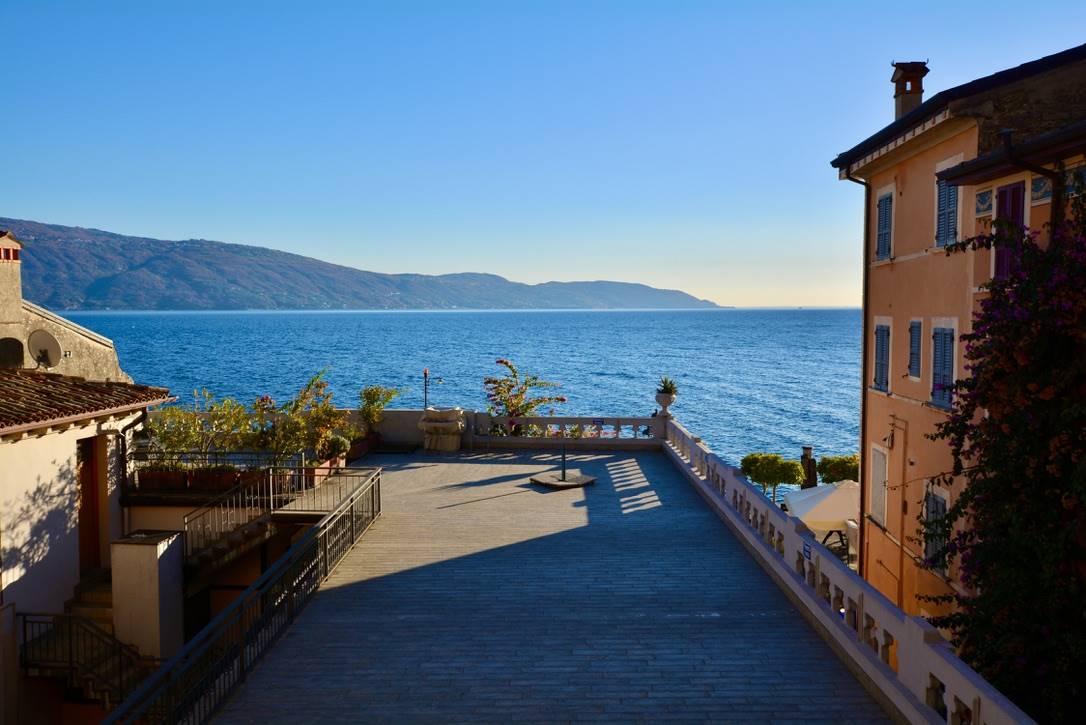Ci troviamo nel paese più conosciuto del Lago di Garda, un mix tra natura, piccoli porti, immense limonaie e storicità data da palazzi e ville 