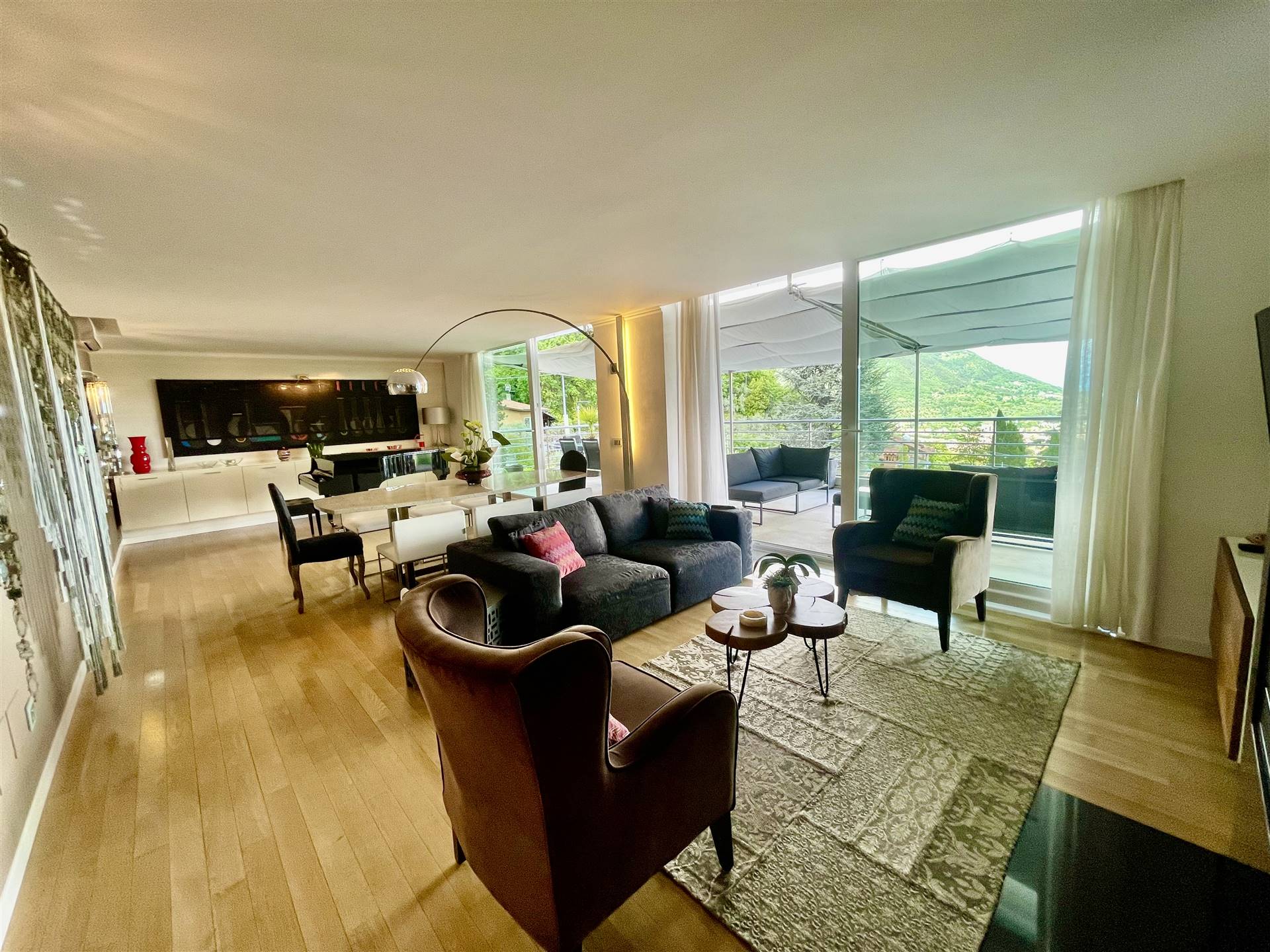 Esclusiva proprietà in zona residenziale, tranquilla da cui raggiungere comodamente le principali località del lago di Garda, proponiamo villa 