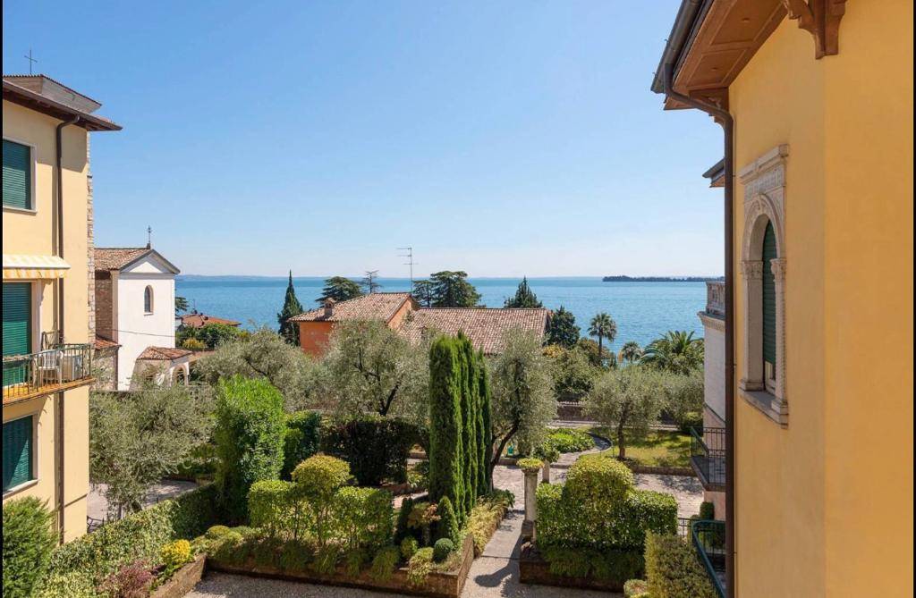 Nel meraviglioso paese di Gardone Riviera, proponiamo appartamento in palazzina ristrutturata dalle dimensioni generose. L'immobile si trova in centro al paese ed gode di un'incantevole vista lago. A 