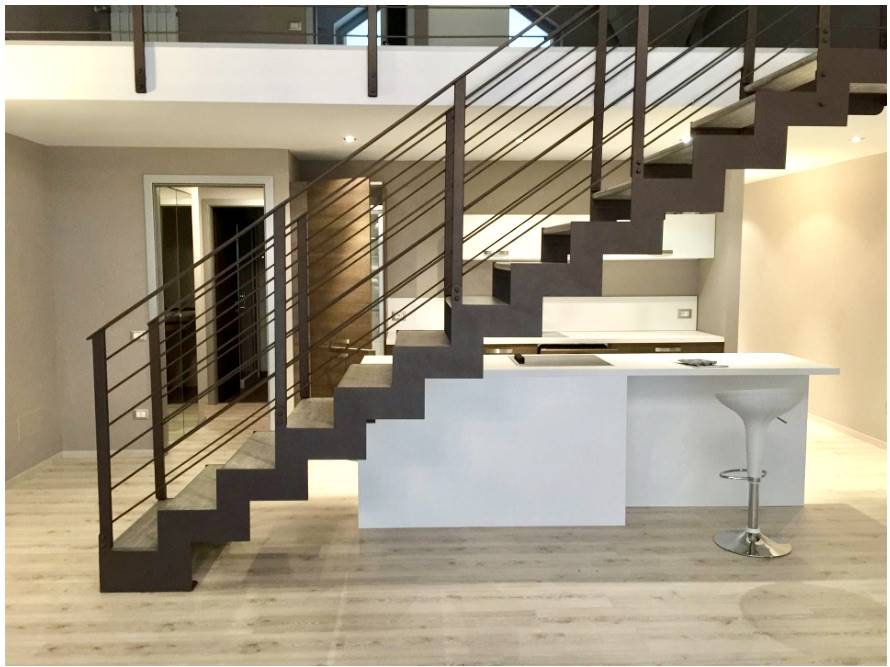 In Raffa di Puegnago bieten wir ein geräumiges und helles LOFT in der ersten Etage eines eleganten Komplexes an. Der moderne und innovative Stil des Lofts, die edlen Ausstattungen, die freiliegenden 