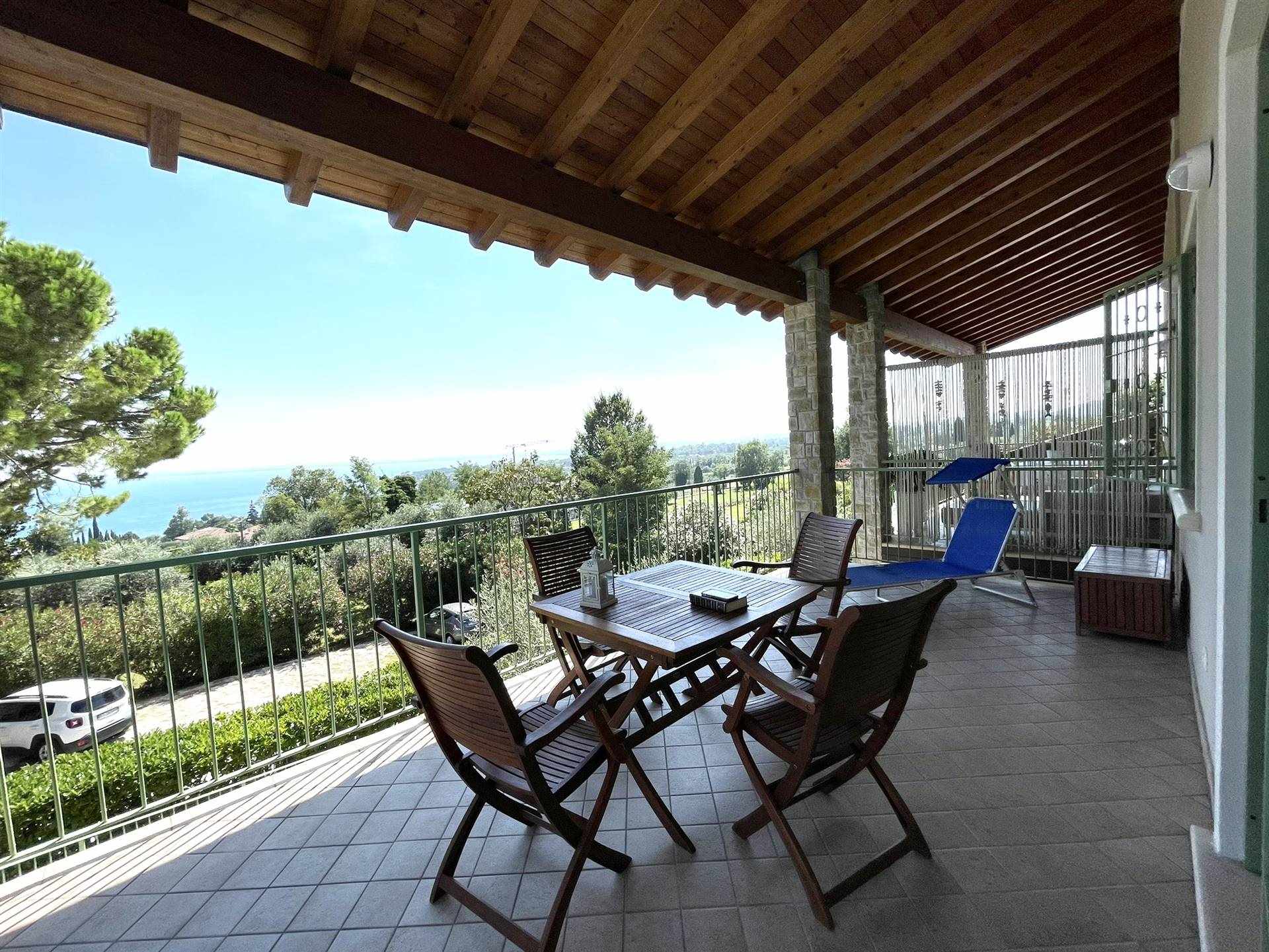 Eccezionale appartamento situato al primo e ultimo piano, con una vista spettacolare sul suggestivo lago di Garda. Il punto focale di questa 