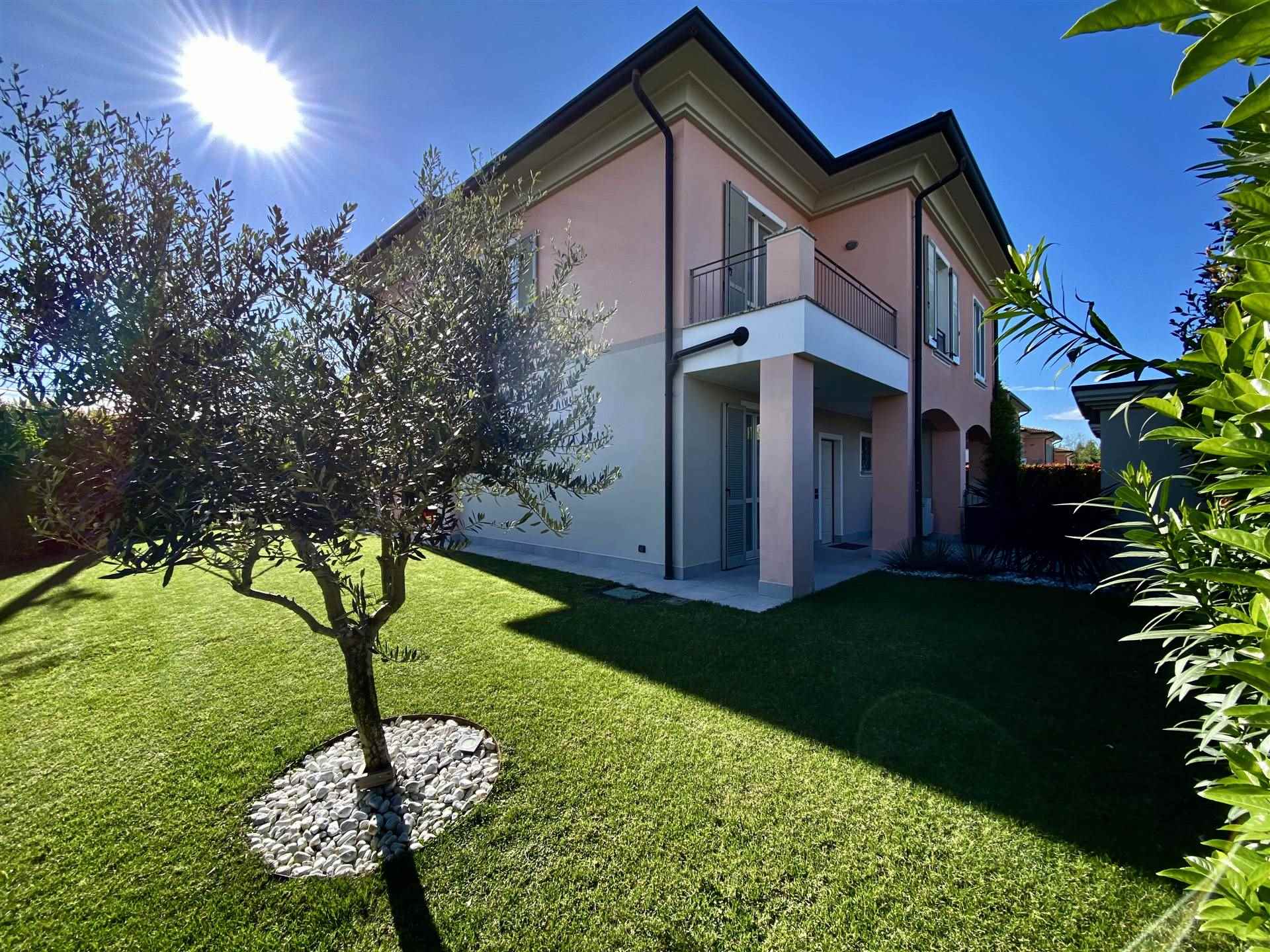 CROCIALE, MANERBA DEL GARDA, Duplex villa for sale of 130 Sq. mt., Excellent Condition, Heating Individual heating system, Energetic class: D, placed at Ground, composed by: 4 Rooms, Separate kitchen,