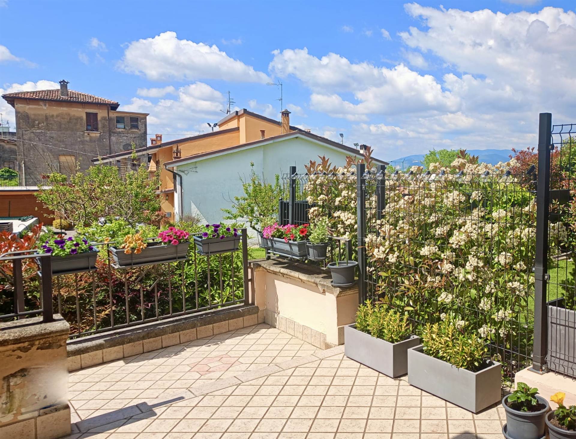Questo bilocale con travi a vista suona davvero accogliente e di stile. Ha un portico e un giardino esclusivo, perfetti per godersi le giornate all’aperto con amici, anche fuori stagione. La cucina a 