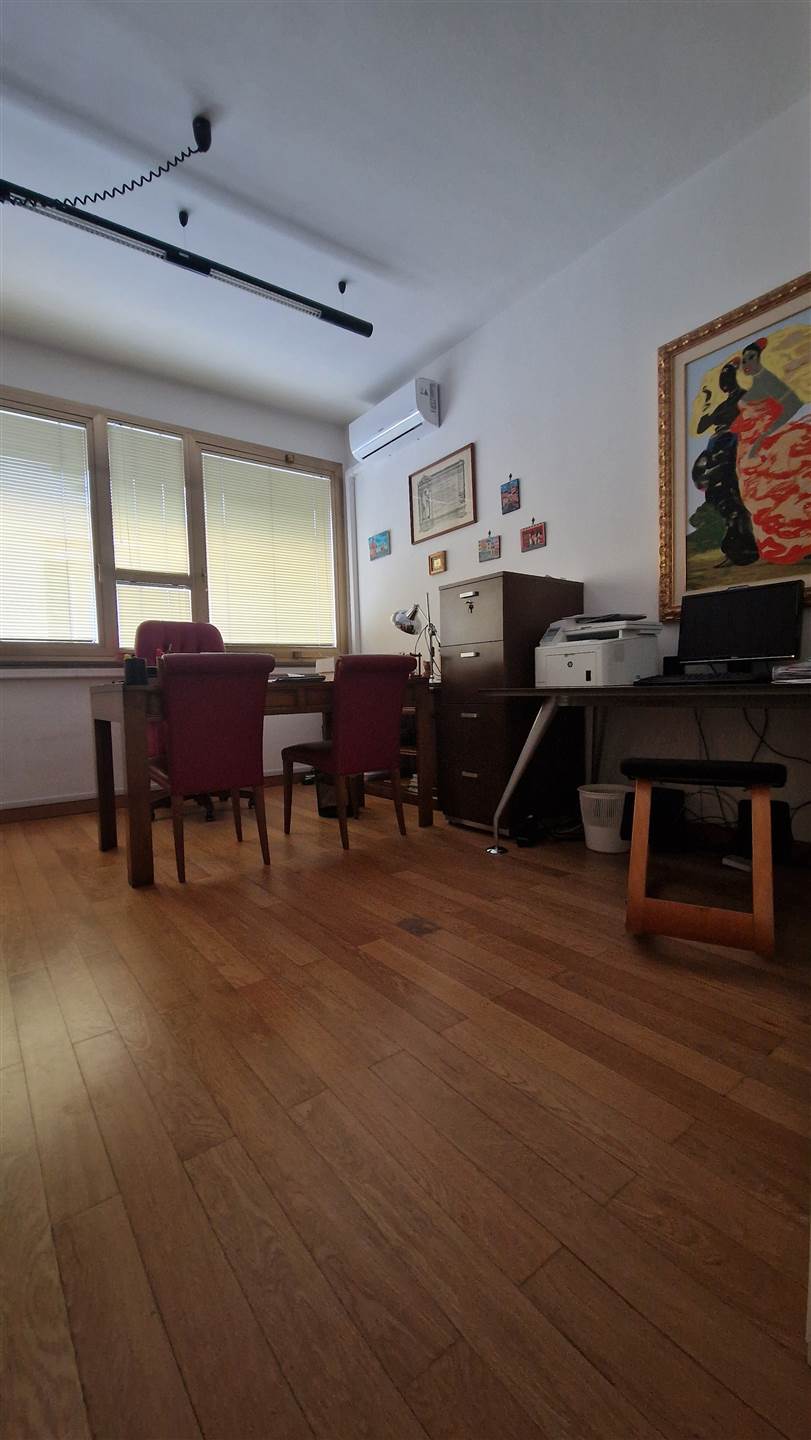 MAZZINI, LECCE, Office for rent of 20 Sq. mt., Good condition, Heating Individual heating system, Energetic class: G, Epi: 48,97 kwh/m3 year, placed 