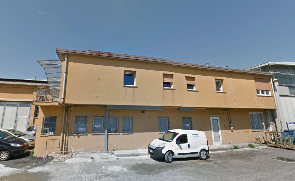 CASTENASO - Comodo ufficio su due piani in vendita composto al Piano Terra da 3 ampi vani; bagno; ripostiglio; al Piano Primo da ingresso, 4 vani + 2 bani. Impianti di riscaldamento e condizionamento 