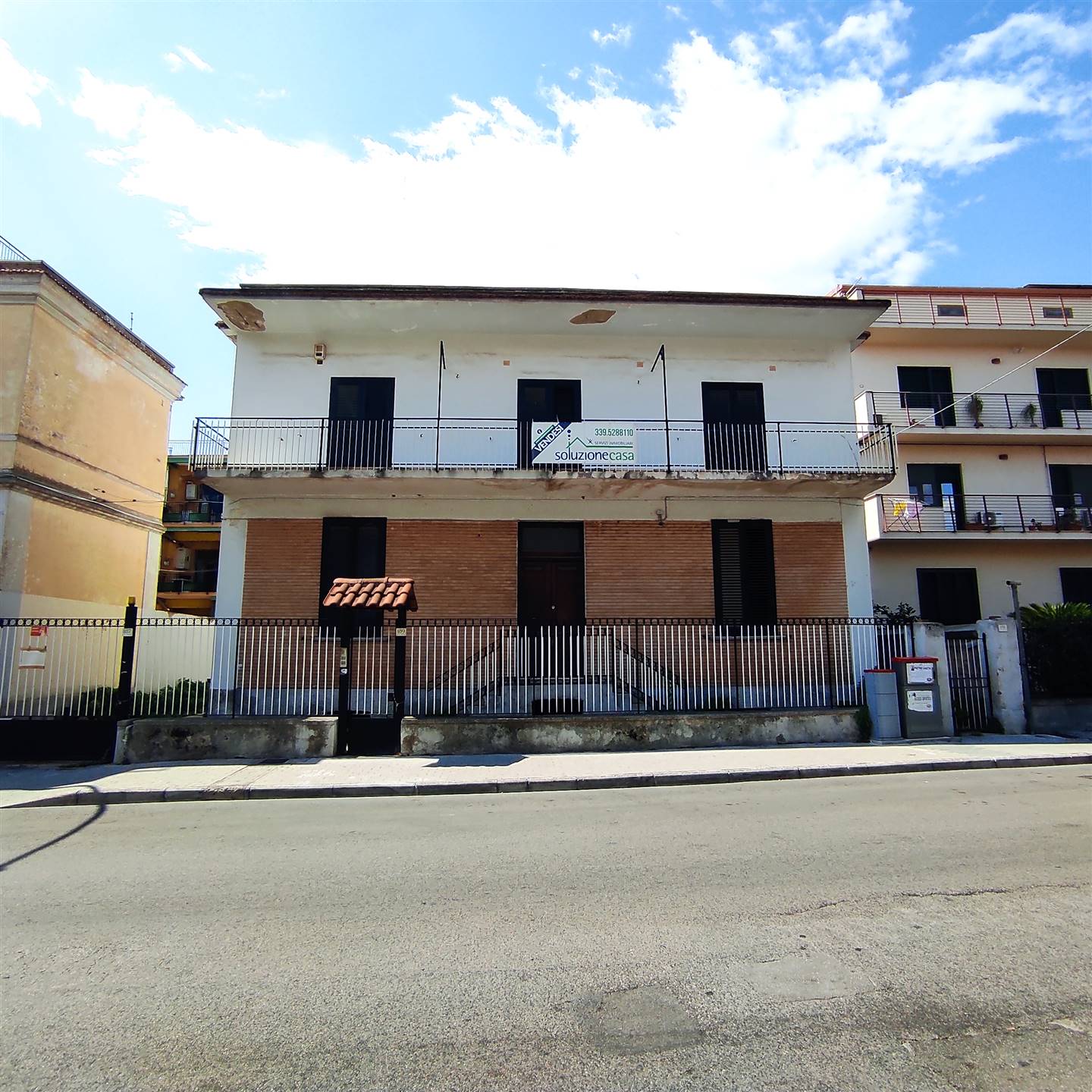Palazzo in Via Gennaro Tescione 205 in zona Puccianiello a Caserta
