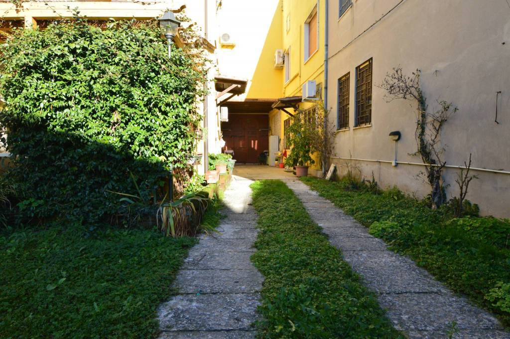 Villa in Via 1 Maggio in zona Santa Maria a Zevio