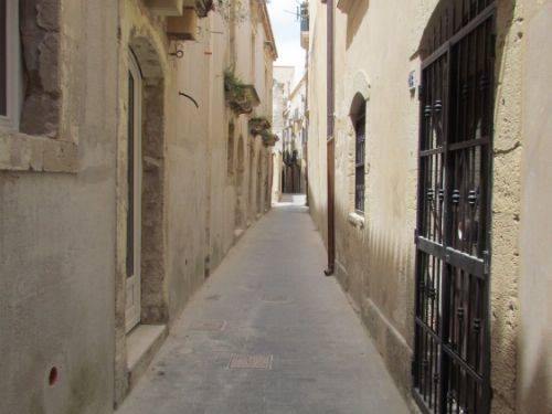 In uno dei quartieri più caratteristici di Ortigia, in zona Giudecca per precisione in Vicolo dell'Olivo, disponiamo di un appartamento con ingresso 