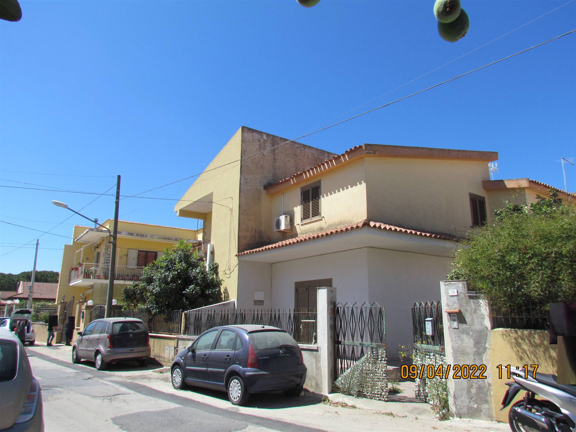 We have a 178 sqm independent apartment, on the ground floor consisting of: entrance hall on the living room, one bedroom, kitchen, bathroom and 