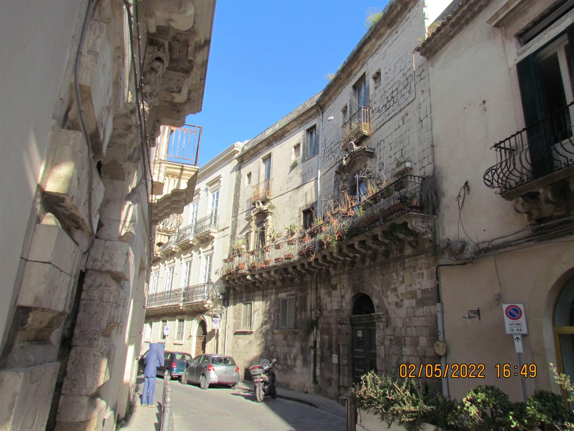In Ortigia, on Via della Maestranza a few step from the sea we have a 133 sqm apartment located on the first floor and composing by: entrance, living 