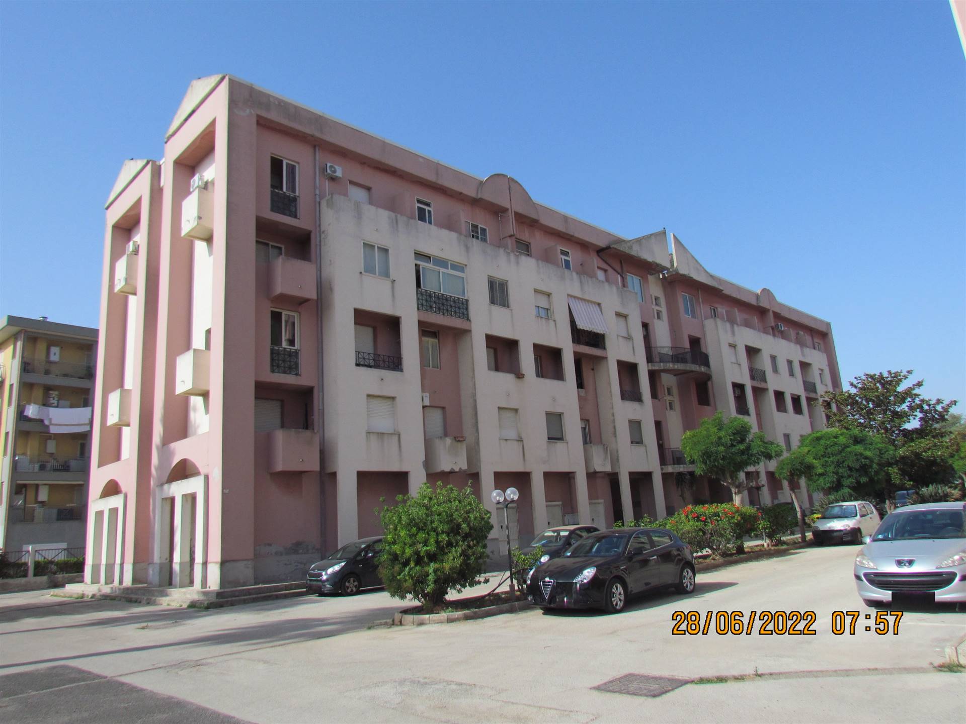 We have a 146 cat. sqm apartment, located on the first and second floor, consisting of five rooms and services. With a 18 sqm garage. WE SELL ONLY 