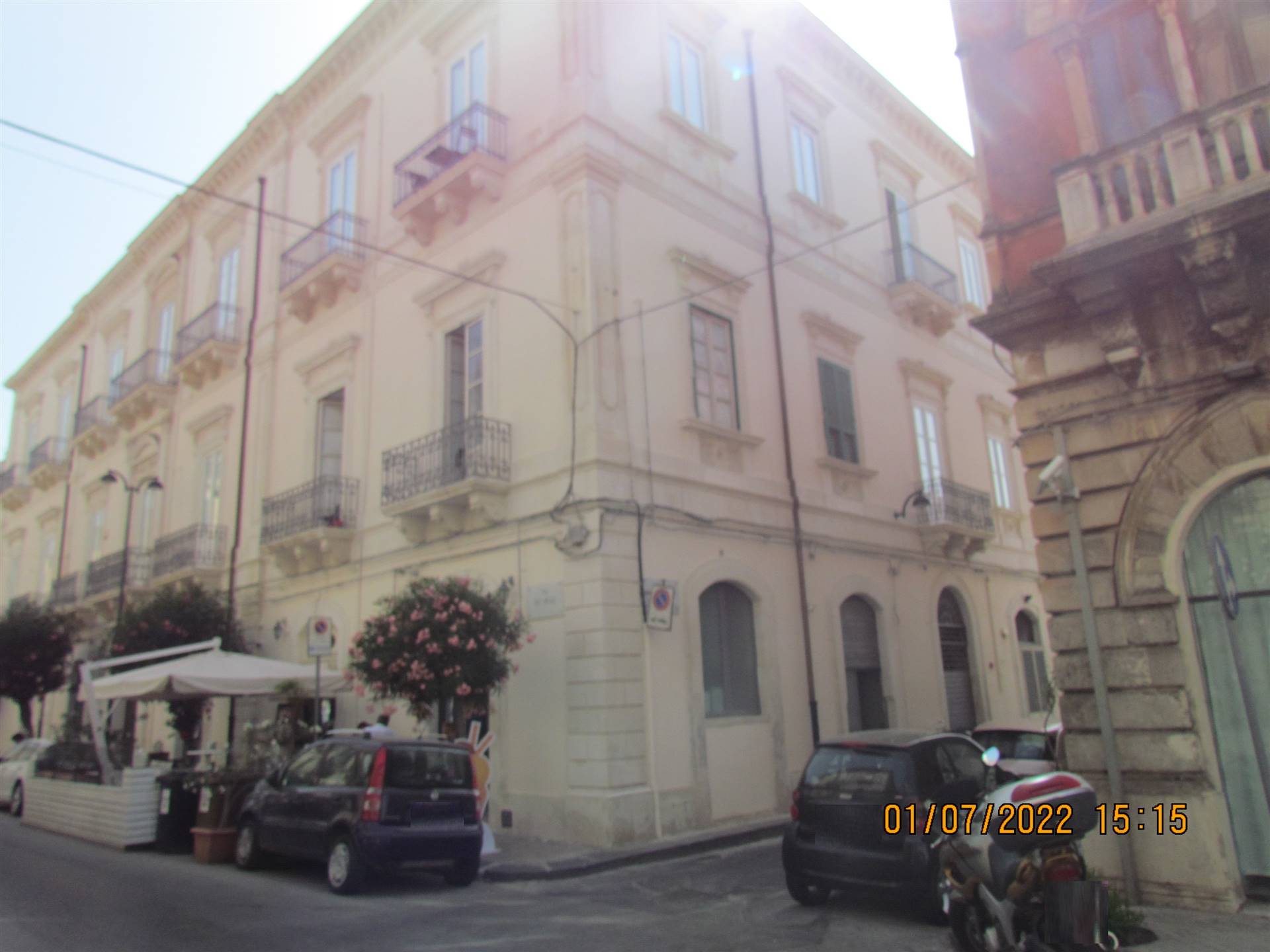 In Ortigia, near the Umbertino bridge and a few steps from the Marina, we have a 29 sqm warehouse cat. C/2 located on the ground floor and consisting 