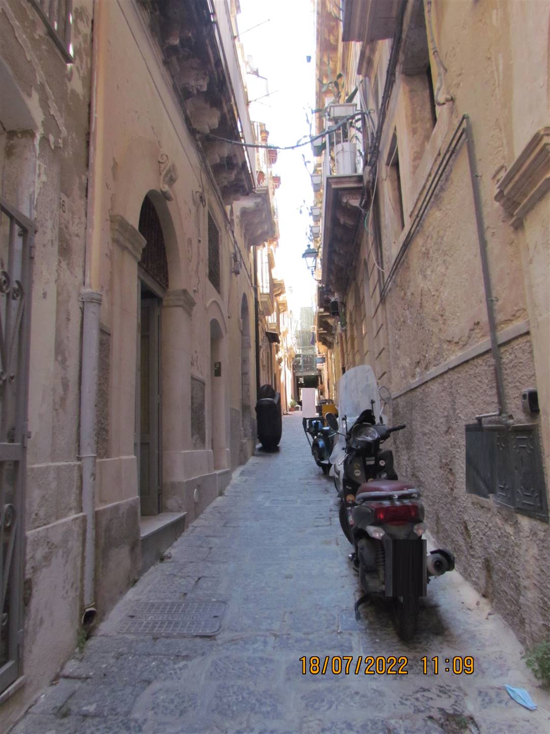 On Via dei Candelai, in the historic center of Ortigia, we have a 47 sqm commercial space, cat. C/1, located on the ground floor and consiting of two 
