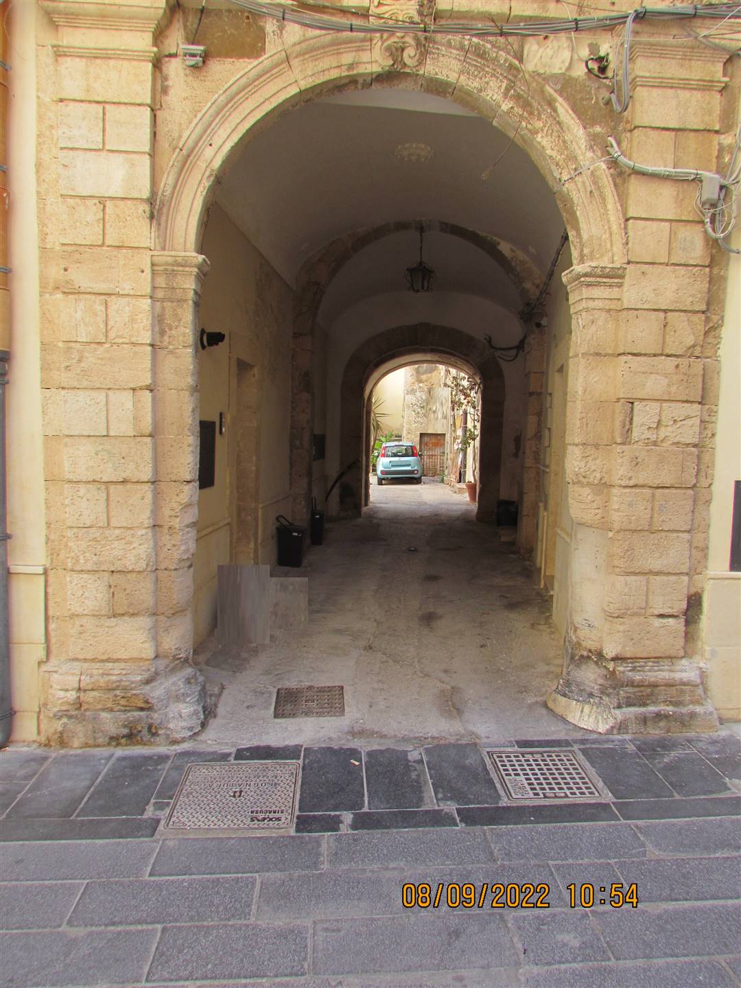 In a building of 1800's, inside the Cortile Minniti, we have a 84 sqm apartment, located on the ground floor and consisting of entrance hall on the 