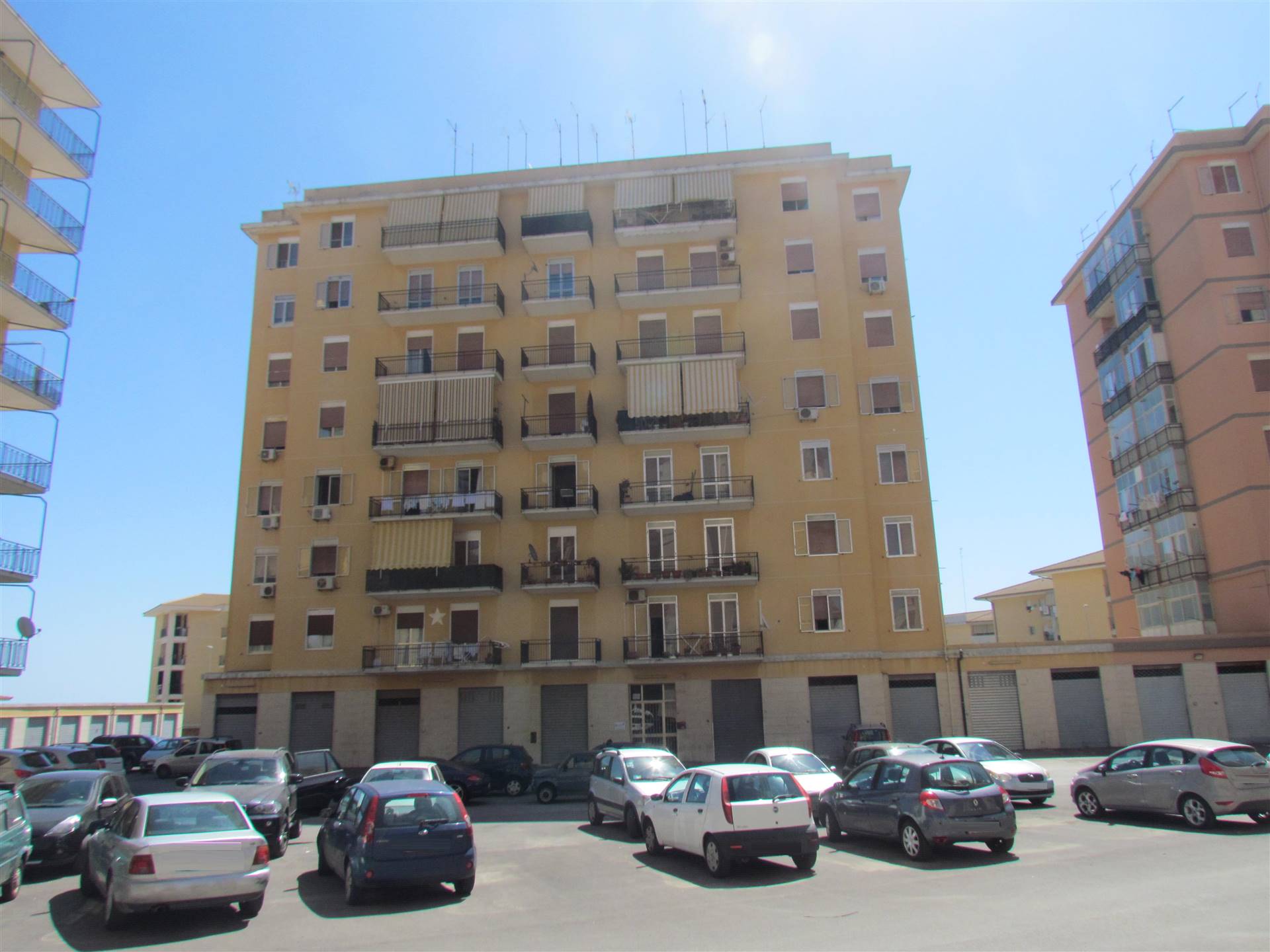 In a fenced condominium we have a 118 sqm apartment, located on the six floor and composing by: entrance hall, living room, two bedrooms, kitchen , 