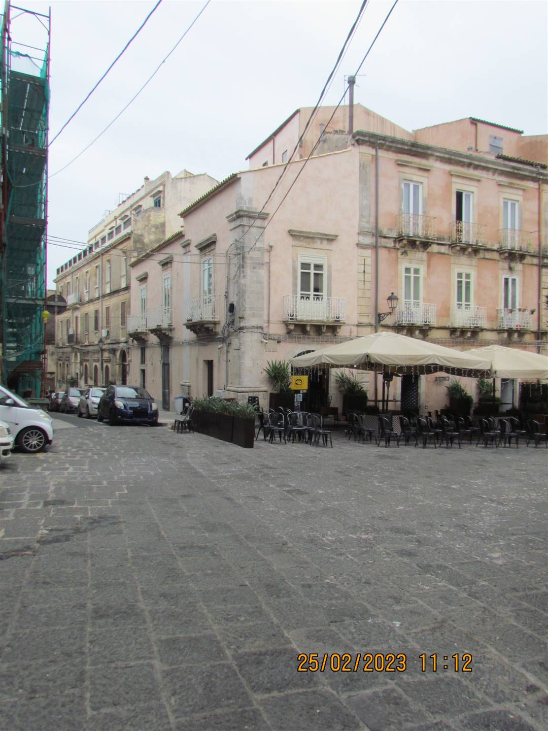 Nel centro storico di Ortigia, in Via delle Vergini, disponiamo di un locale commerciale categoria C/1, di 80 mq catastali, posto al piano terra e 