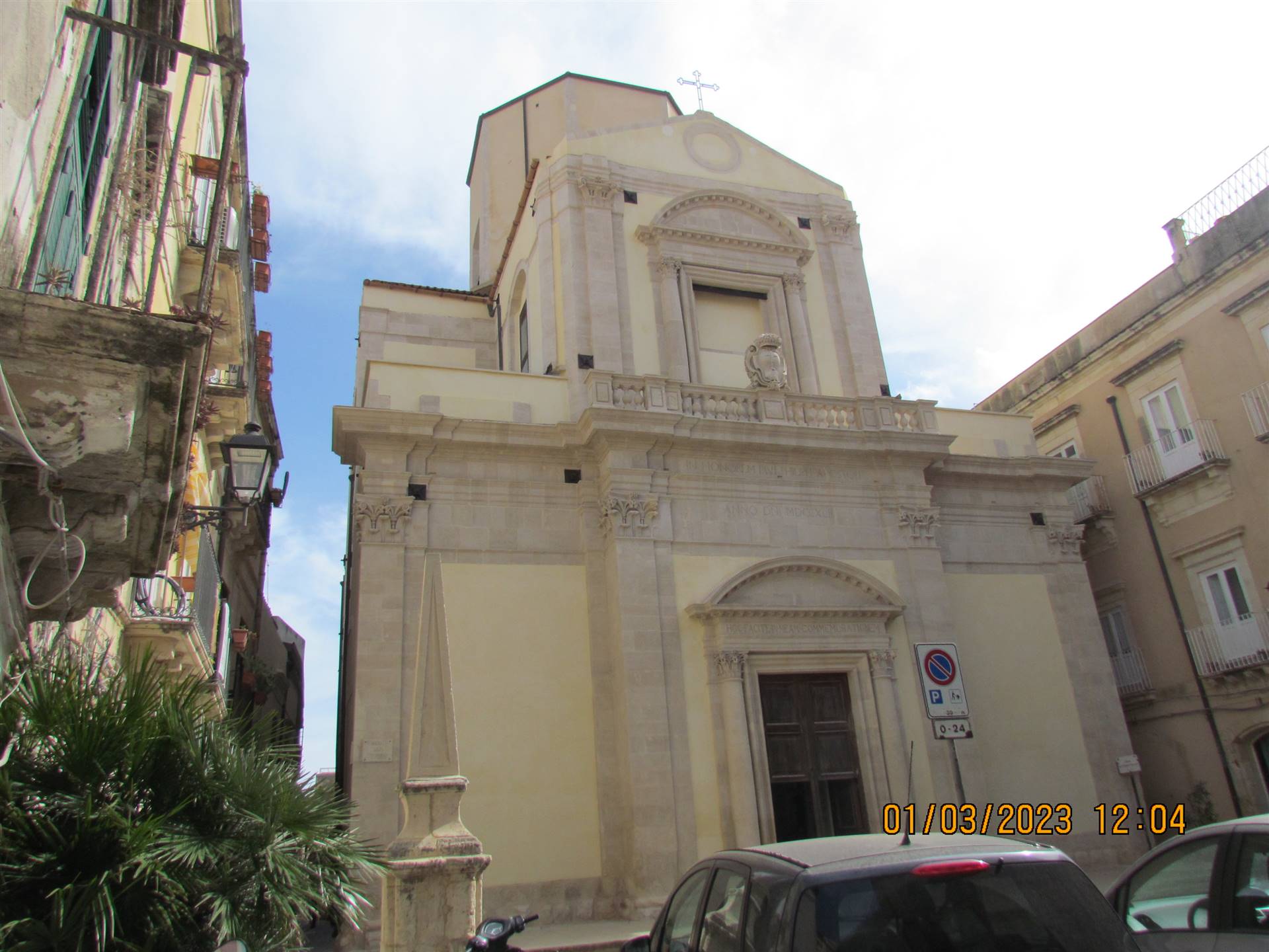 In Ortigia, nel quartiere ebraico, a pochi passi dalla piazza di San Filippo Apostolo, dove sorgeva una Sinagoga, oggi chiesa dell'omonimo santo, 